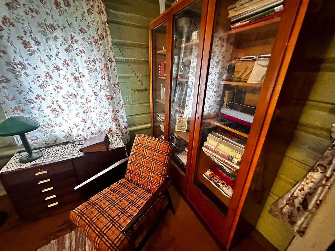 Деревянная дача с резными наличниками, фото 12
