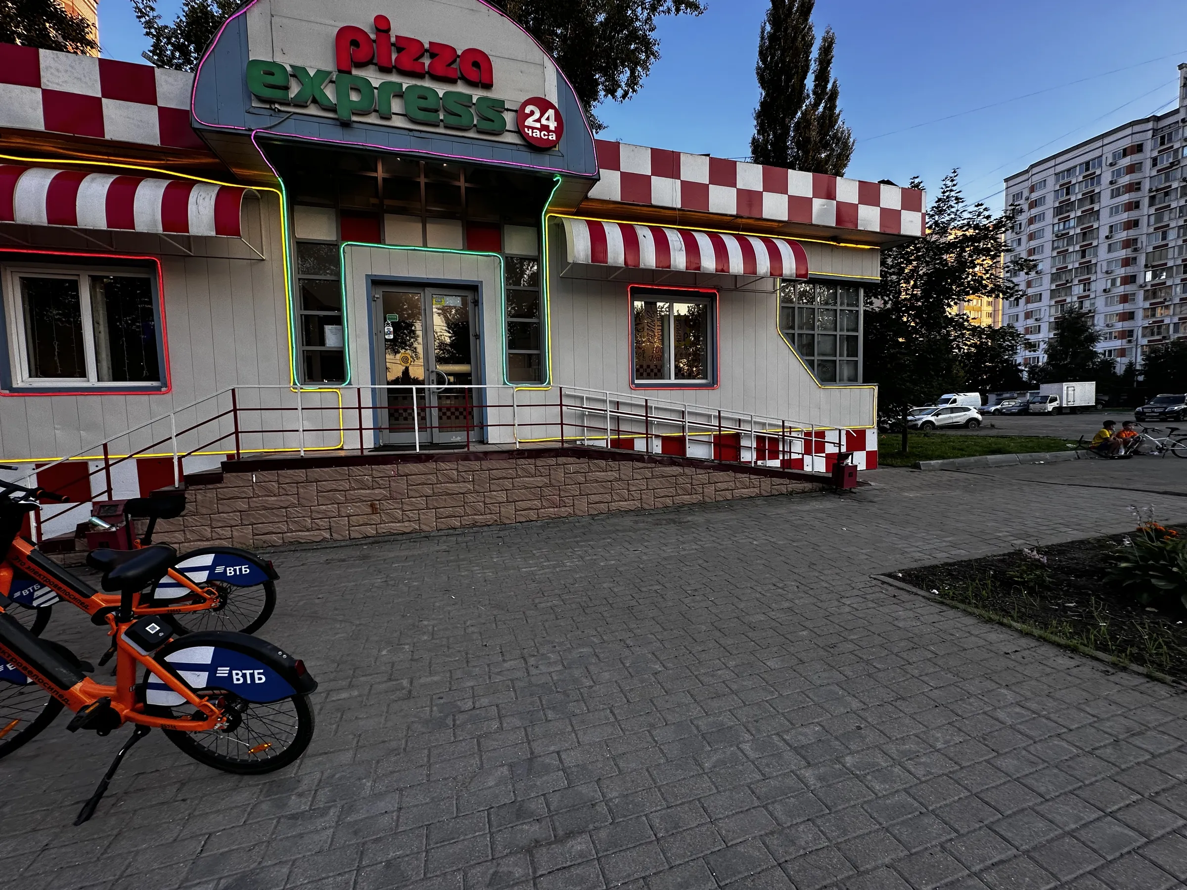 Кафе в красно-белую шашечку, фото 8