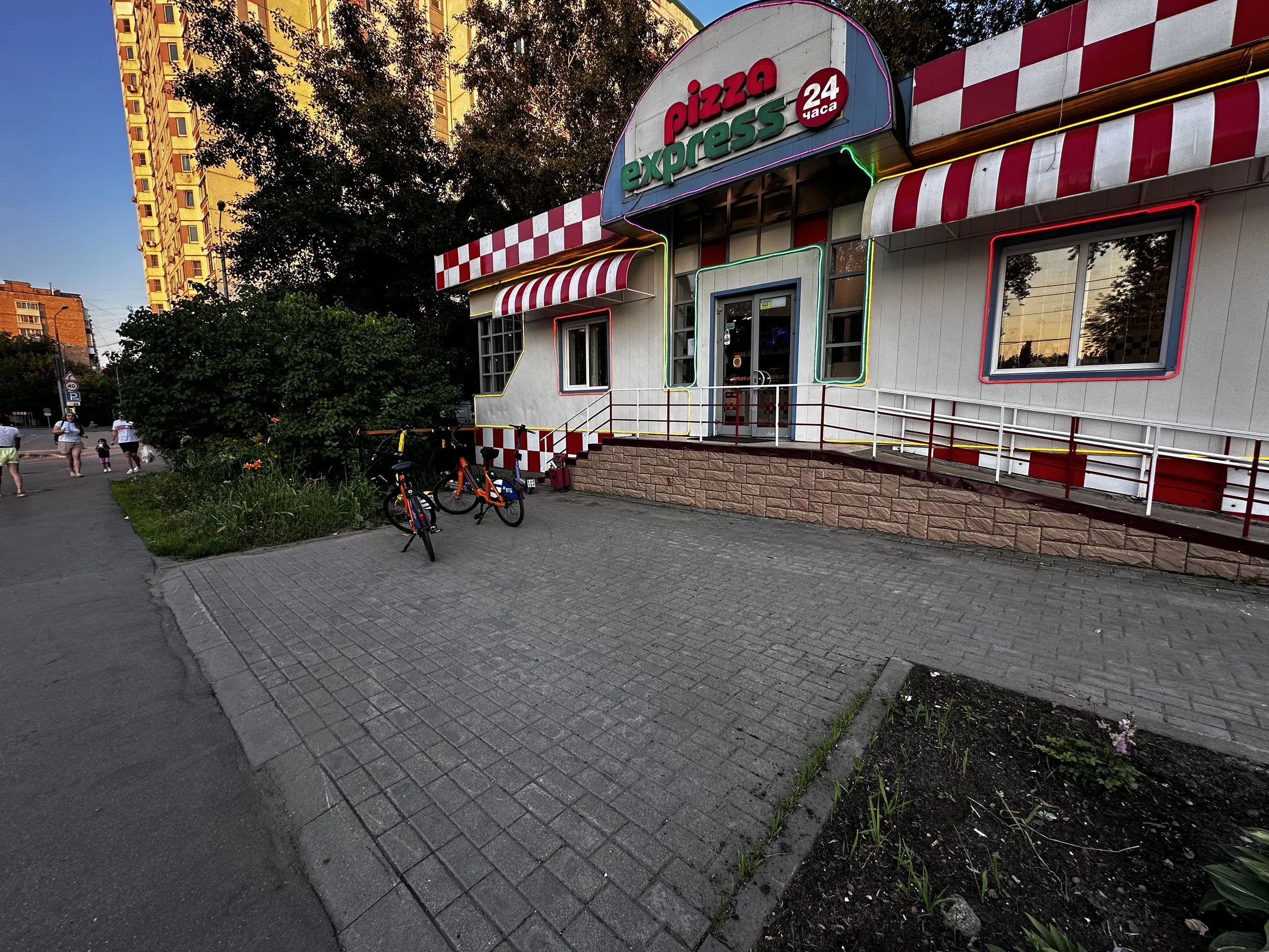 Кафе в красно-белую шашечку, фото 11