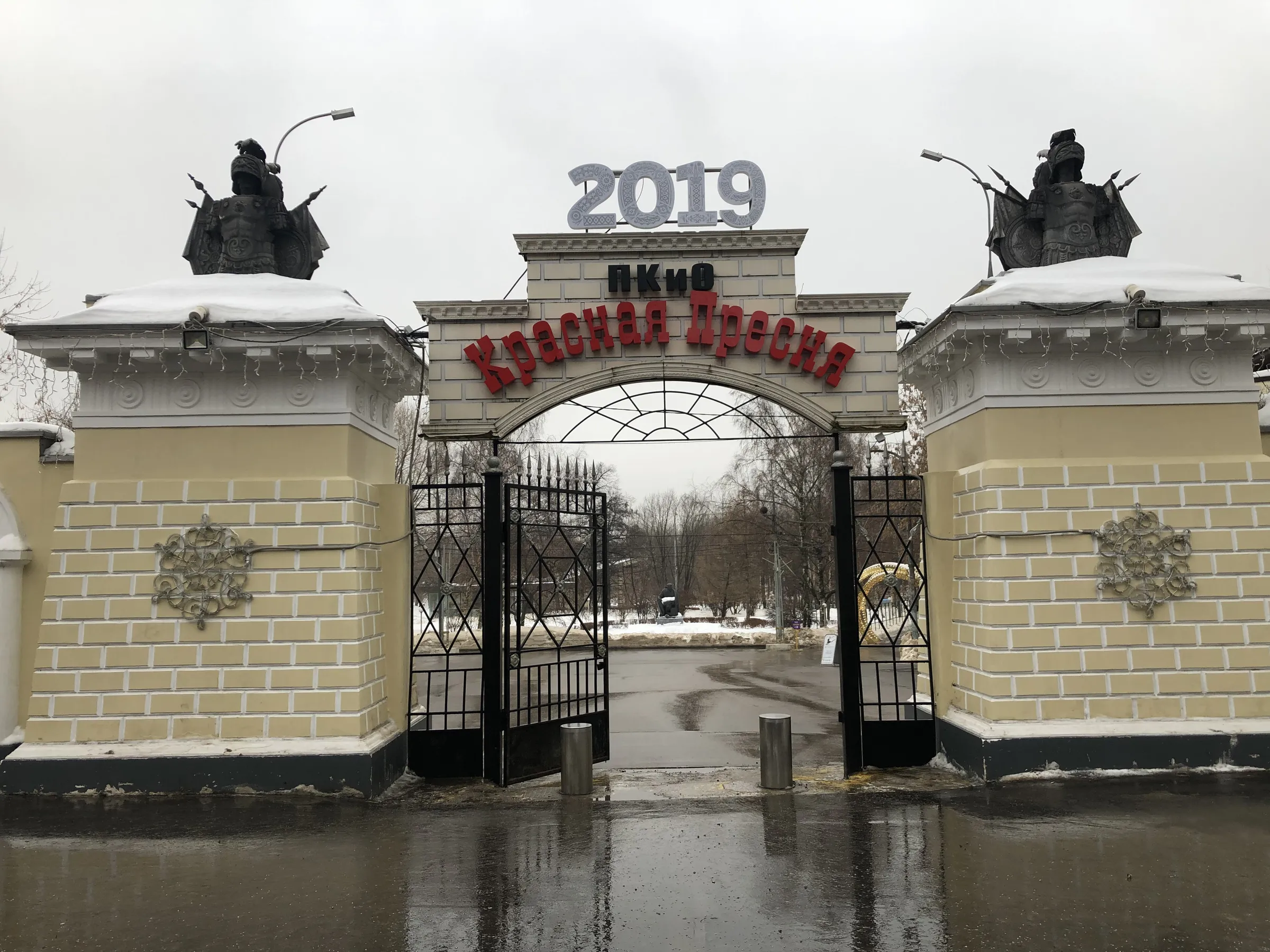 Зимний парк со статуей, фото 7