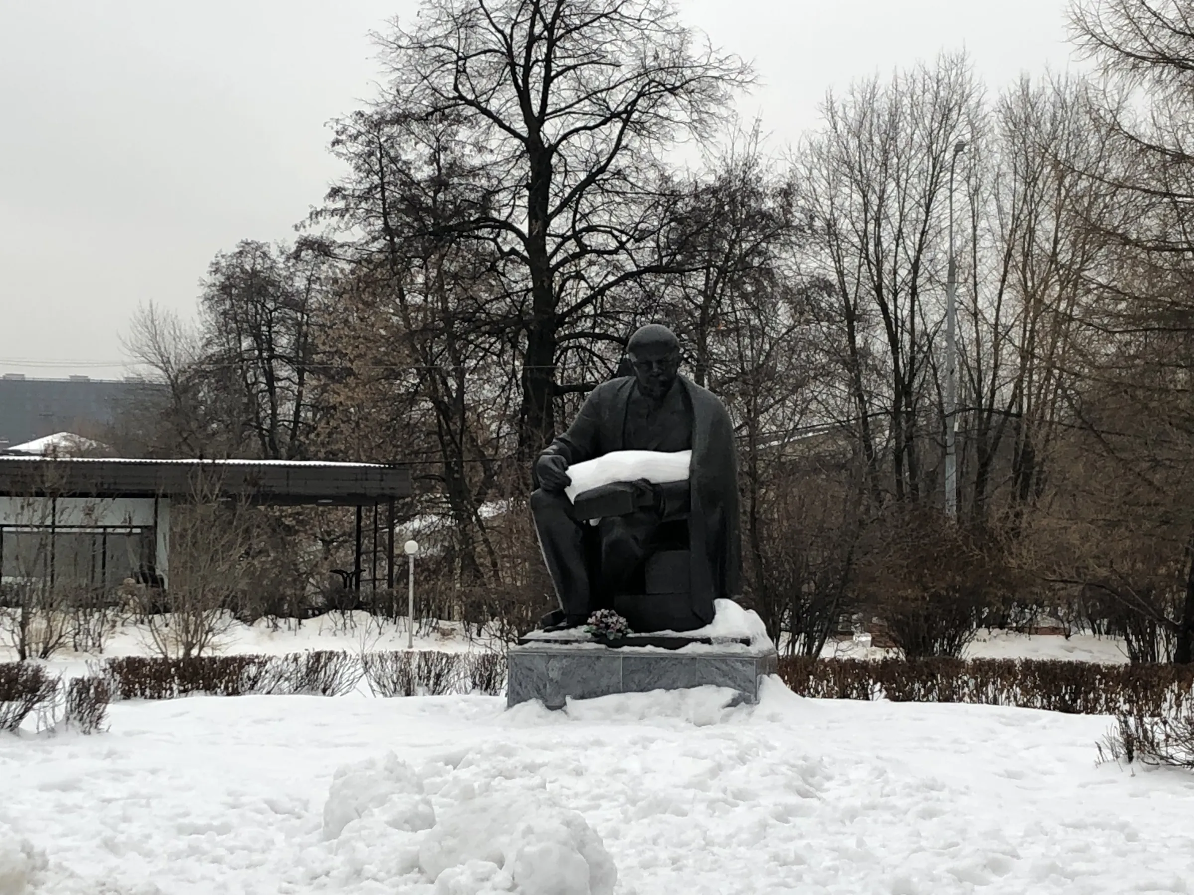 Зимний парк со статуей, фото 5