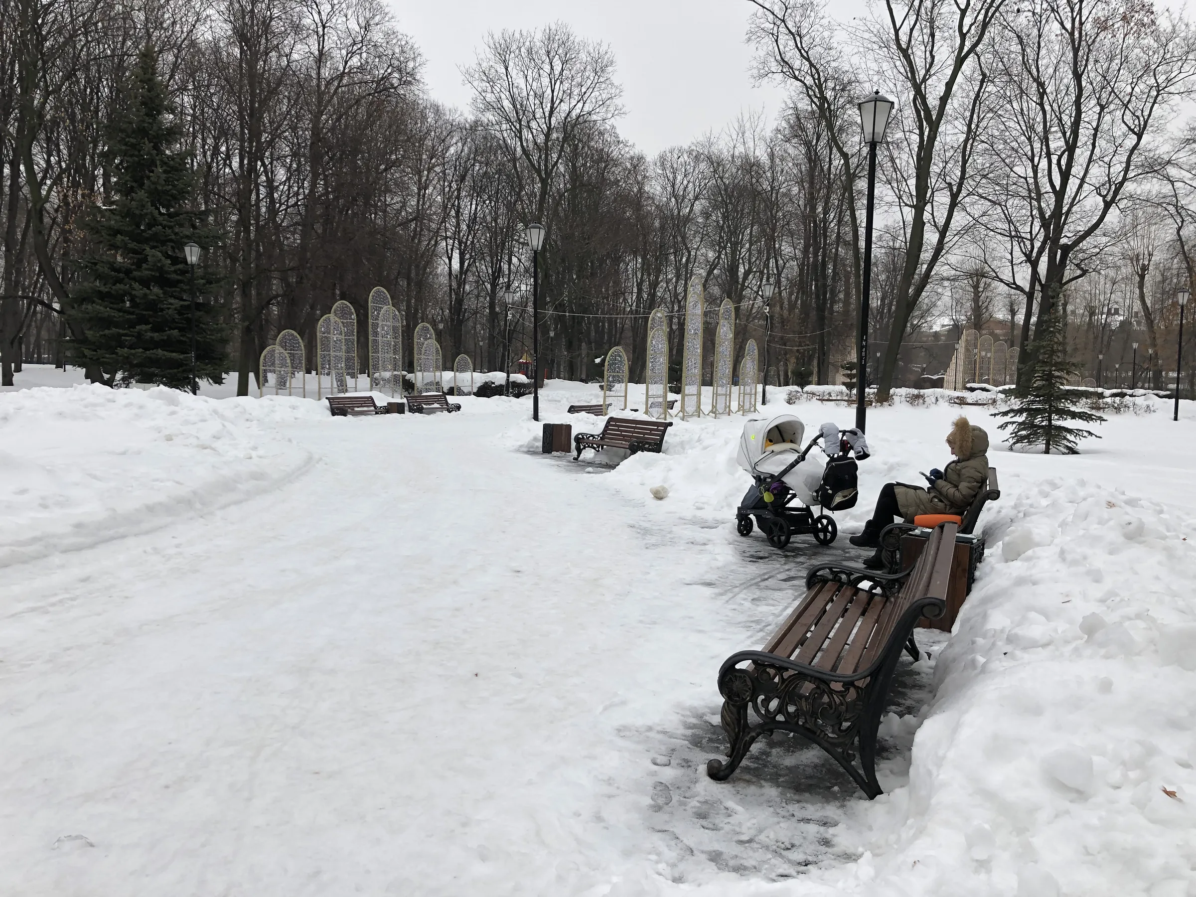 Парк с аркой и трамваем, фото 17