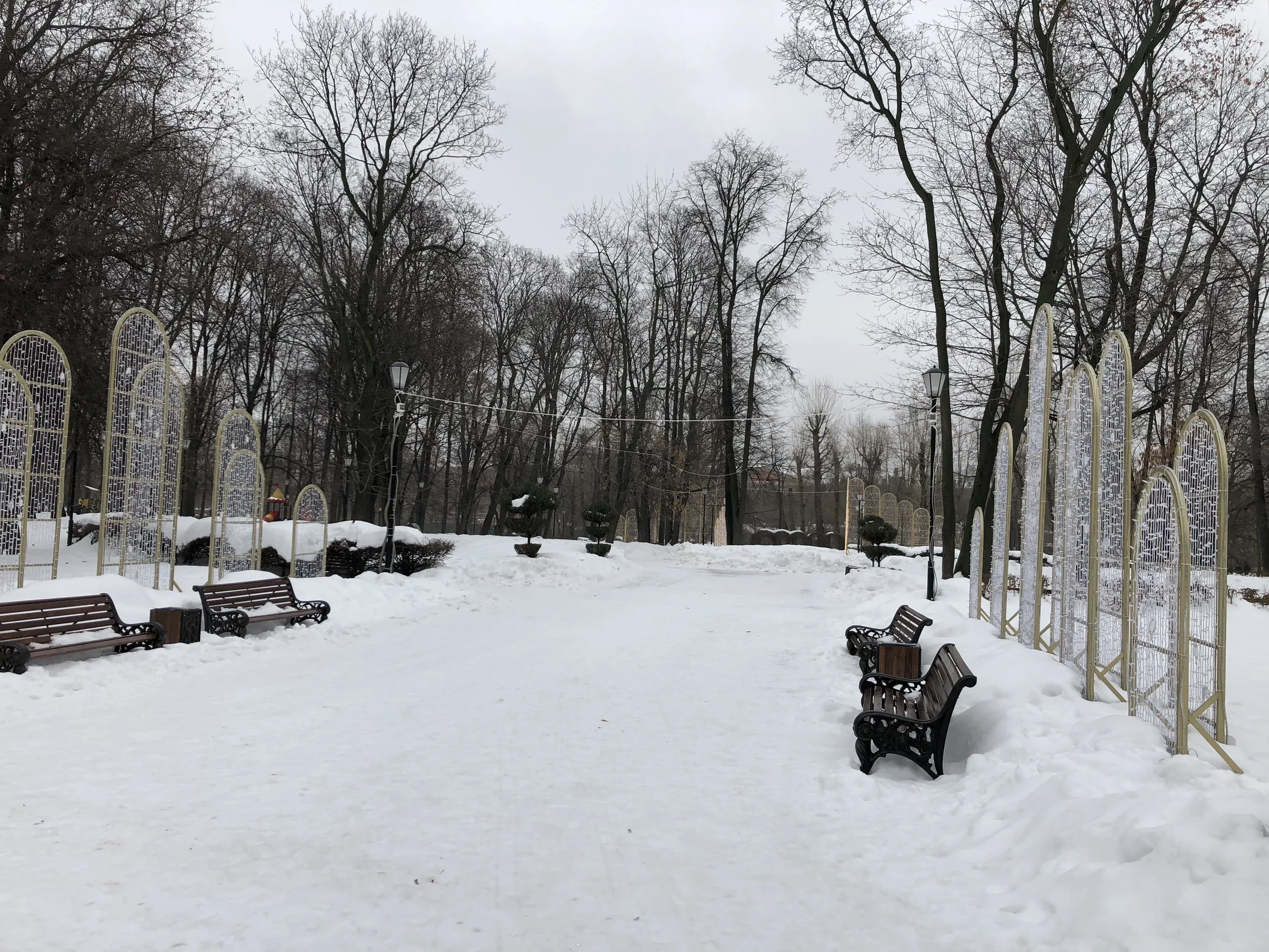 Парк с аркой и трамваем, фото 19