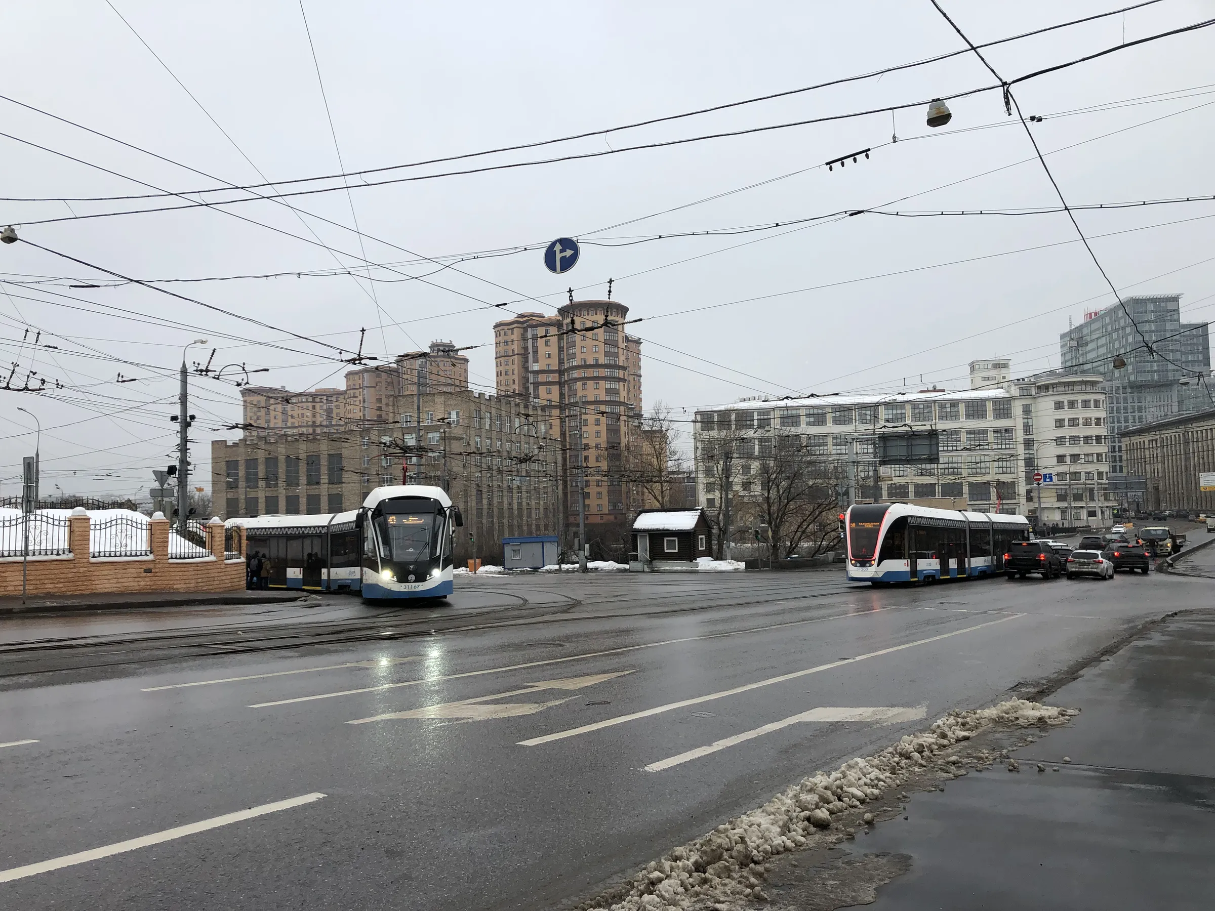 Парк с аркой и трамваем, фото 2