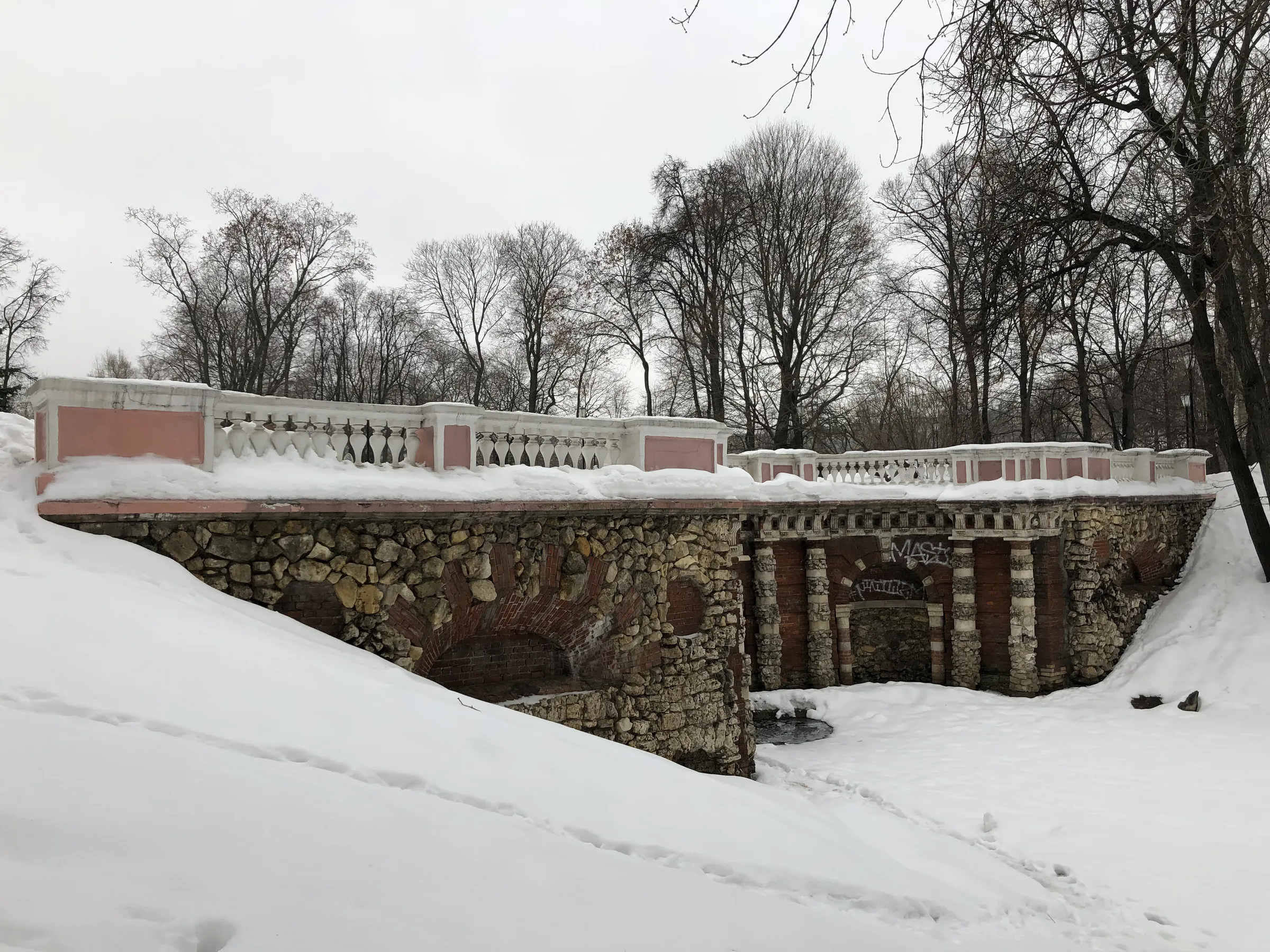 Парк с аркой и трамваем, фото 24