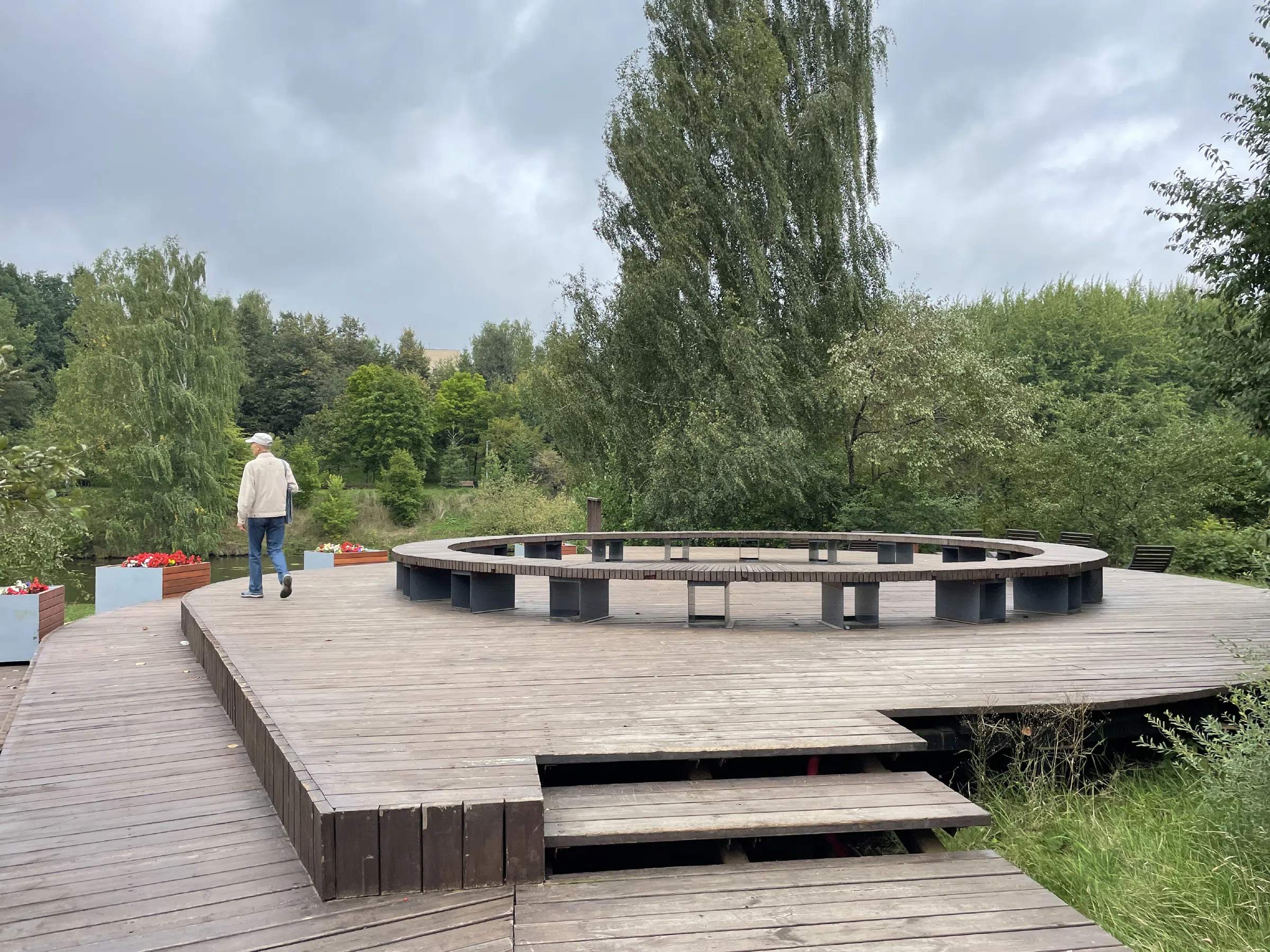 Парк у воды с площадками, фото 16