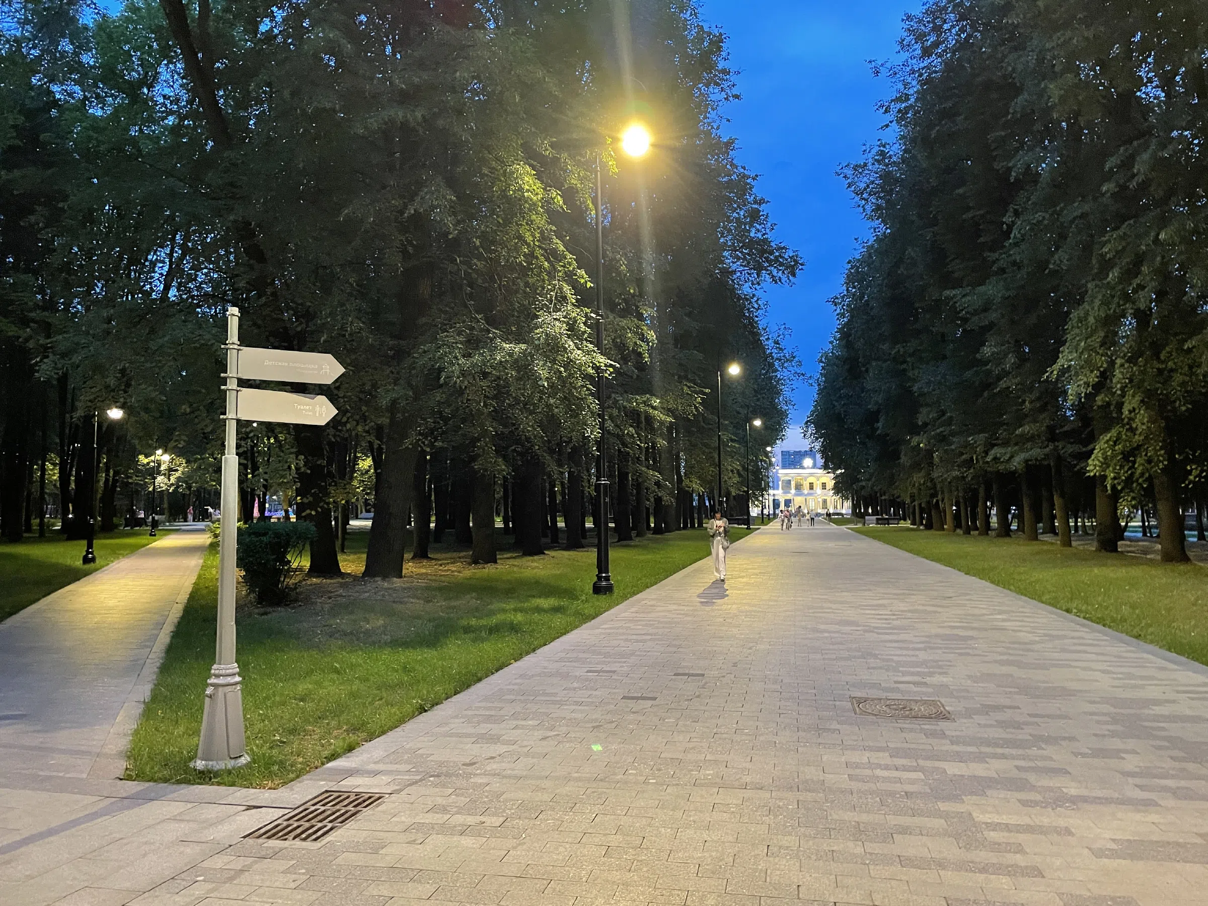 Вечерний парк с дорожками, фото 18