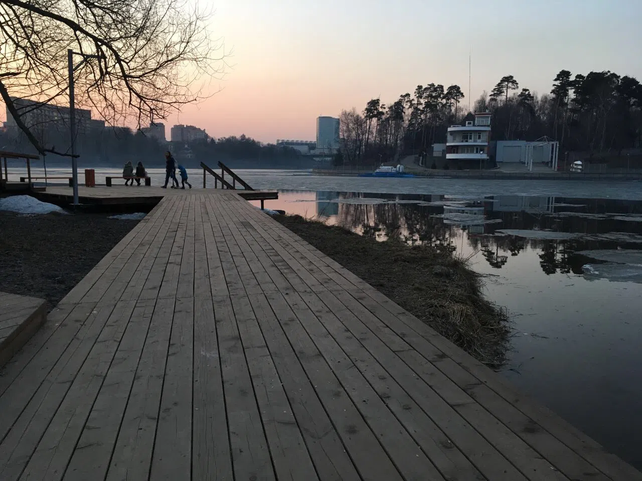 Парк у воды с причалом, фото 6