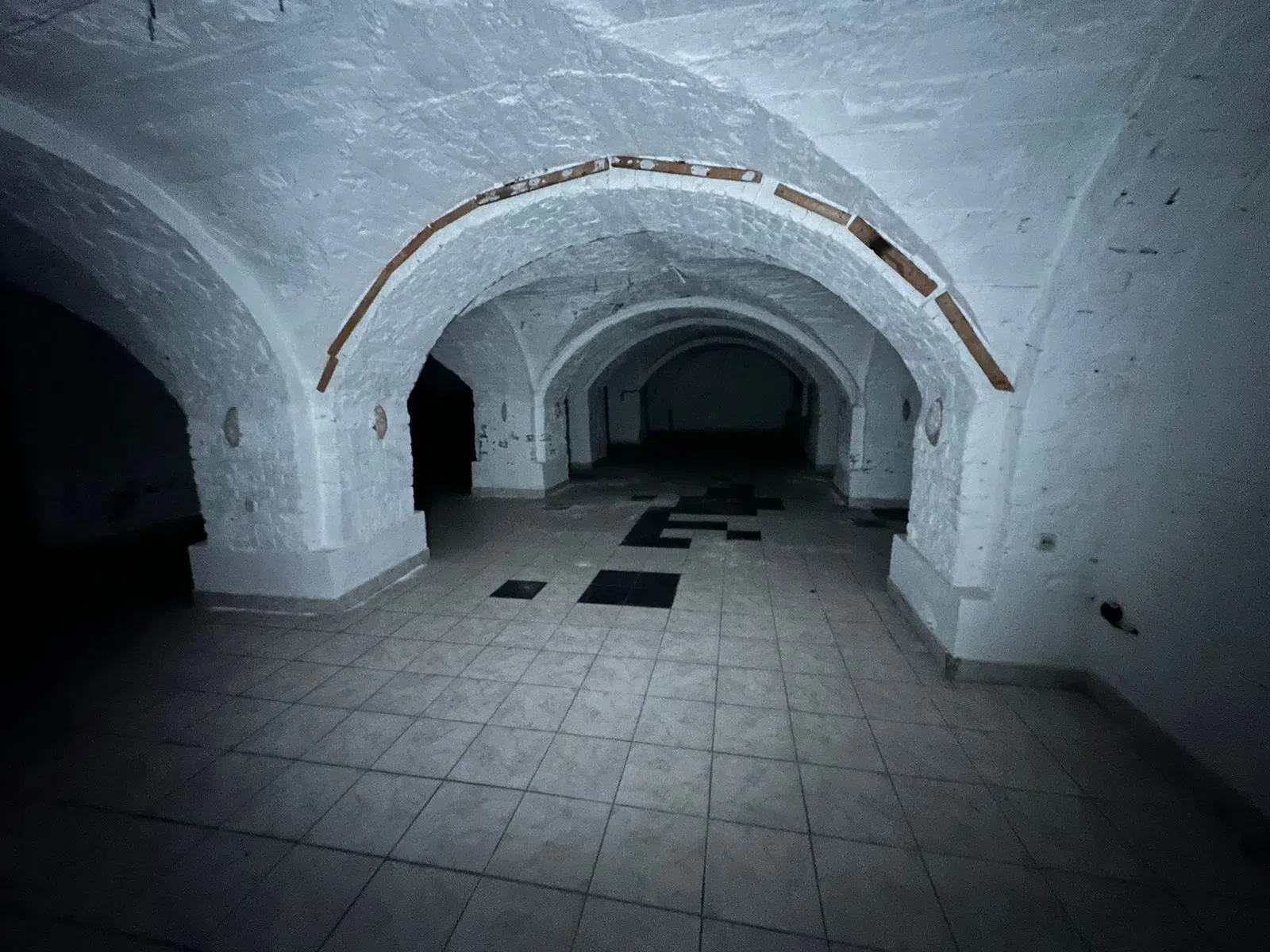 Заброшенный склеп-подвал, фото 10