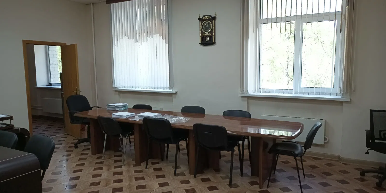 Кабинет со строгим интерьером, фото 3