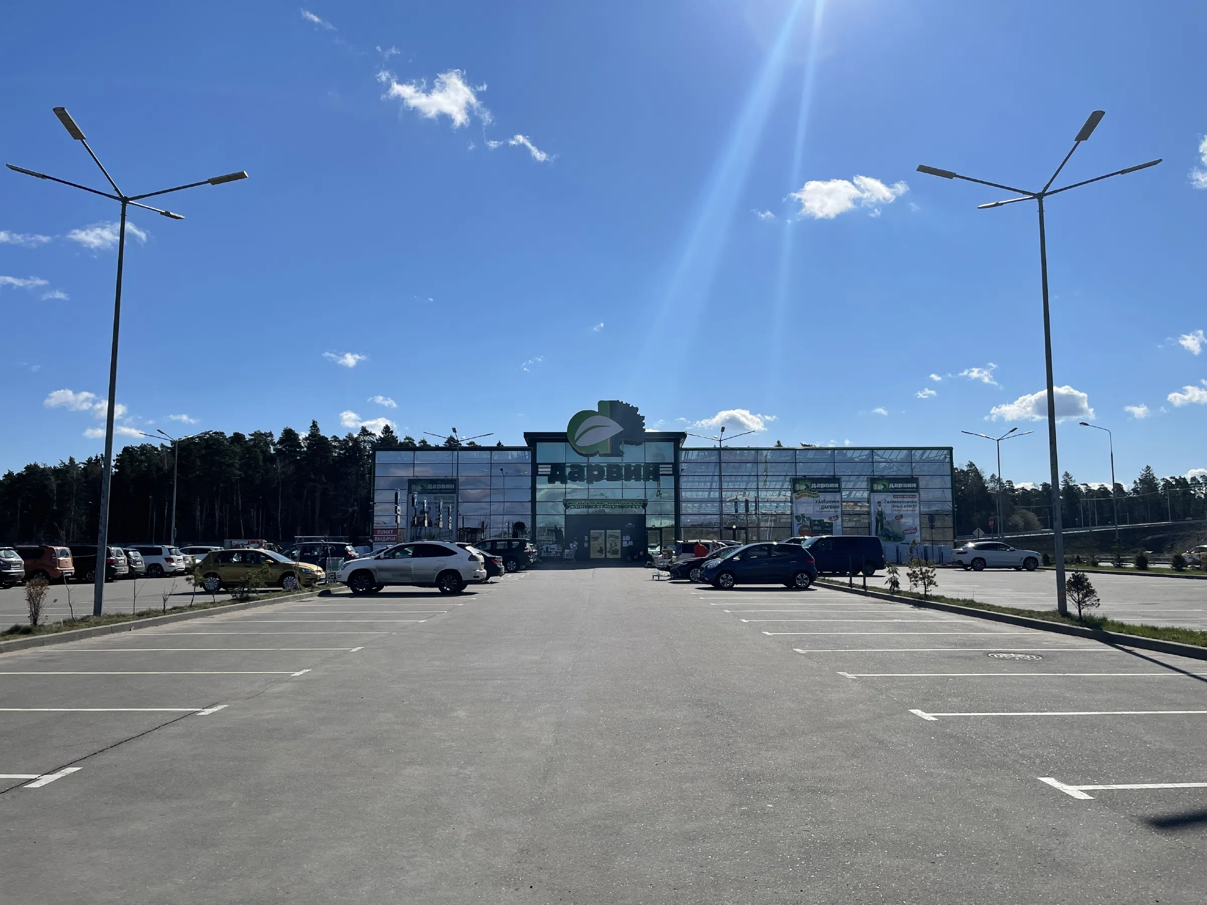 Стеклянный фасад и парковка, фото 1