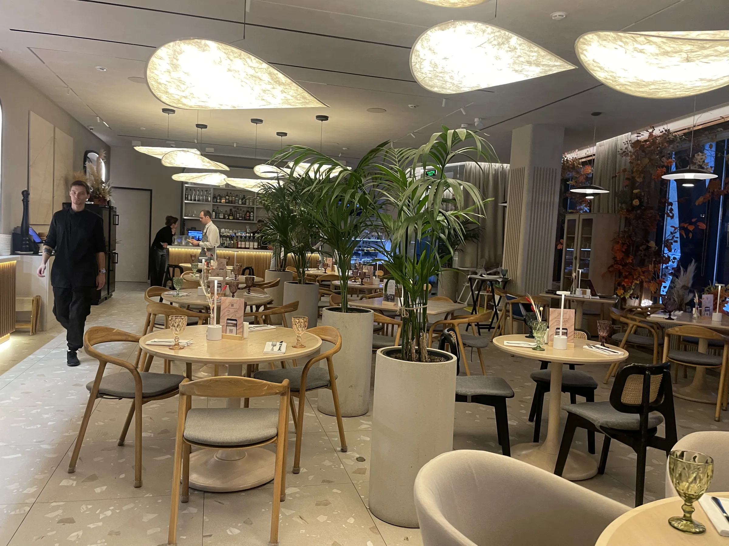 Ресторан с растениями и видом, фото 12