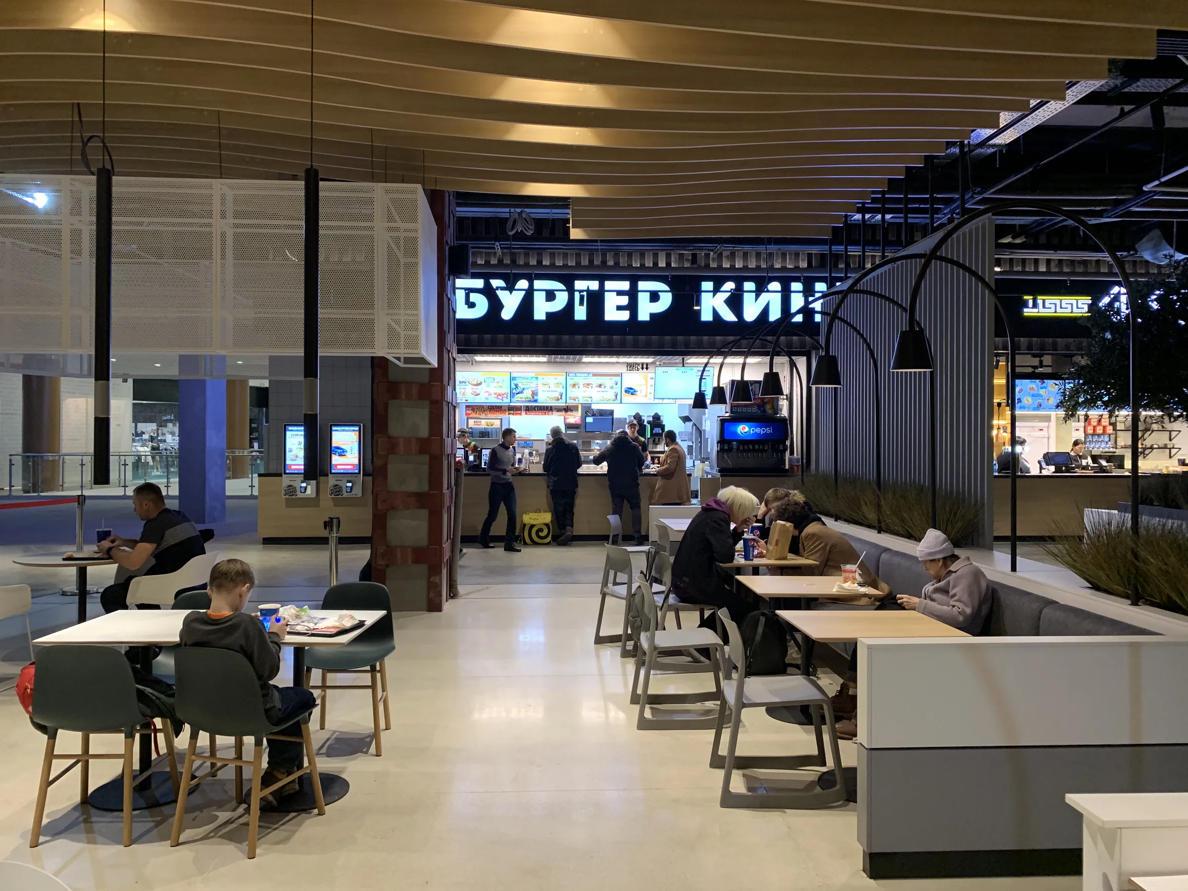 Фуд-холл с деревьями, фото 12