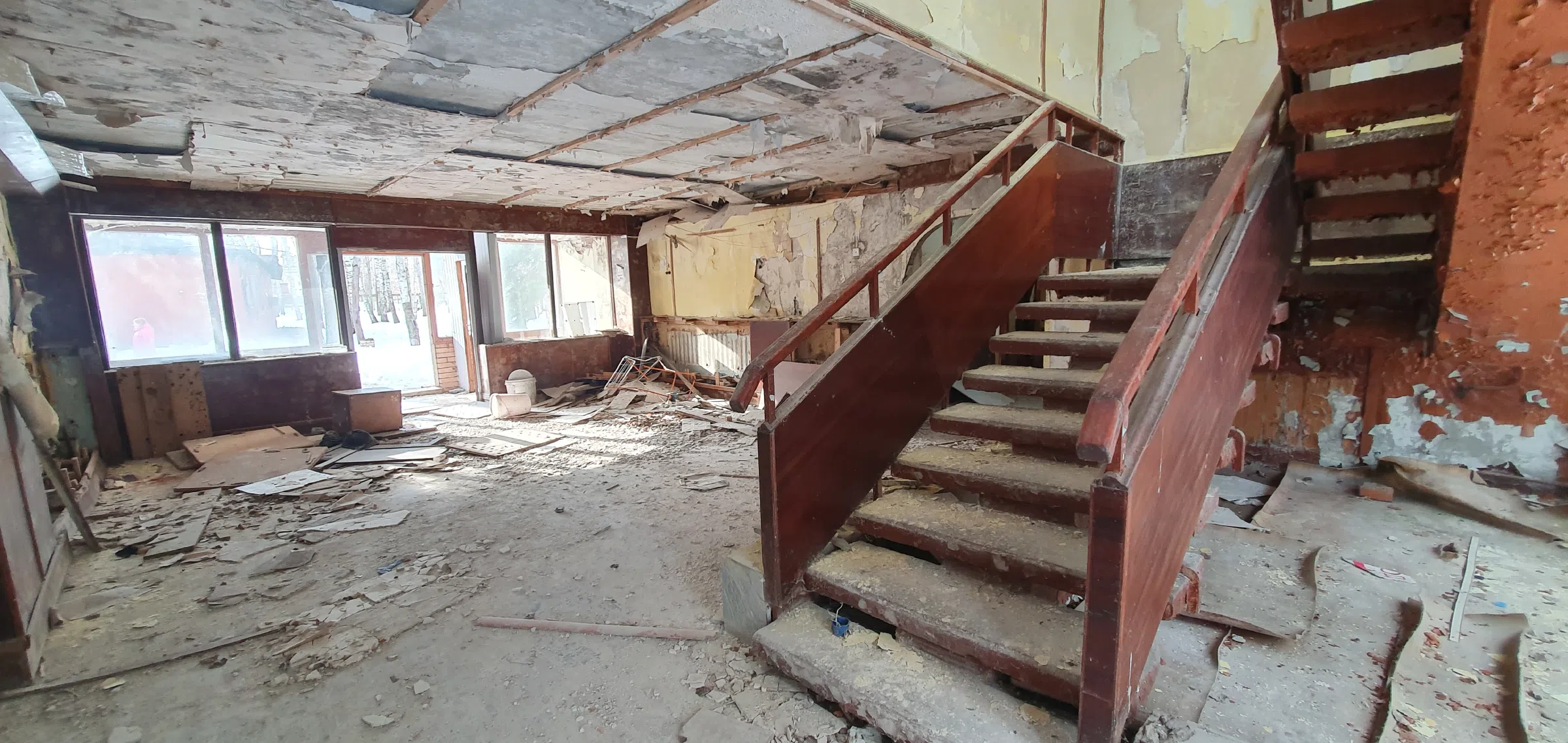 Заброшенный лесхоз со сложной лестницей, фото 3