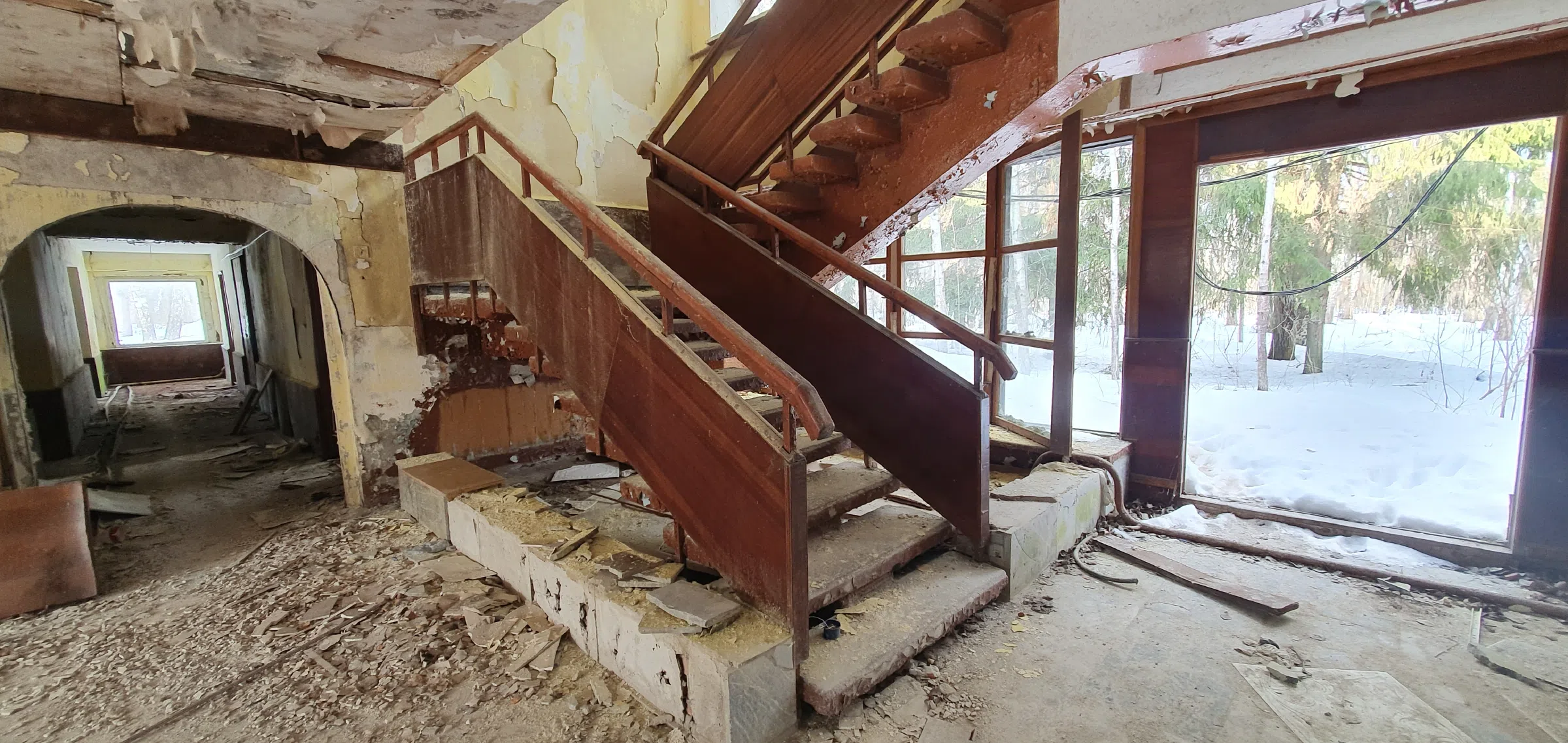 Заброшенный лесхоз со сложной лестницей, фото 2