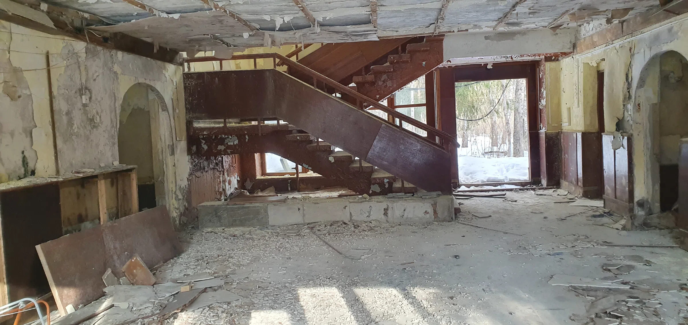 Заброшенный лесхоз со сложной лестницей, фото 1