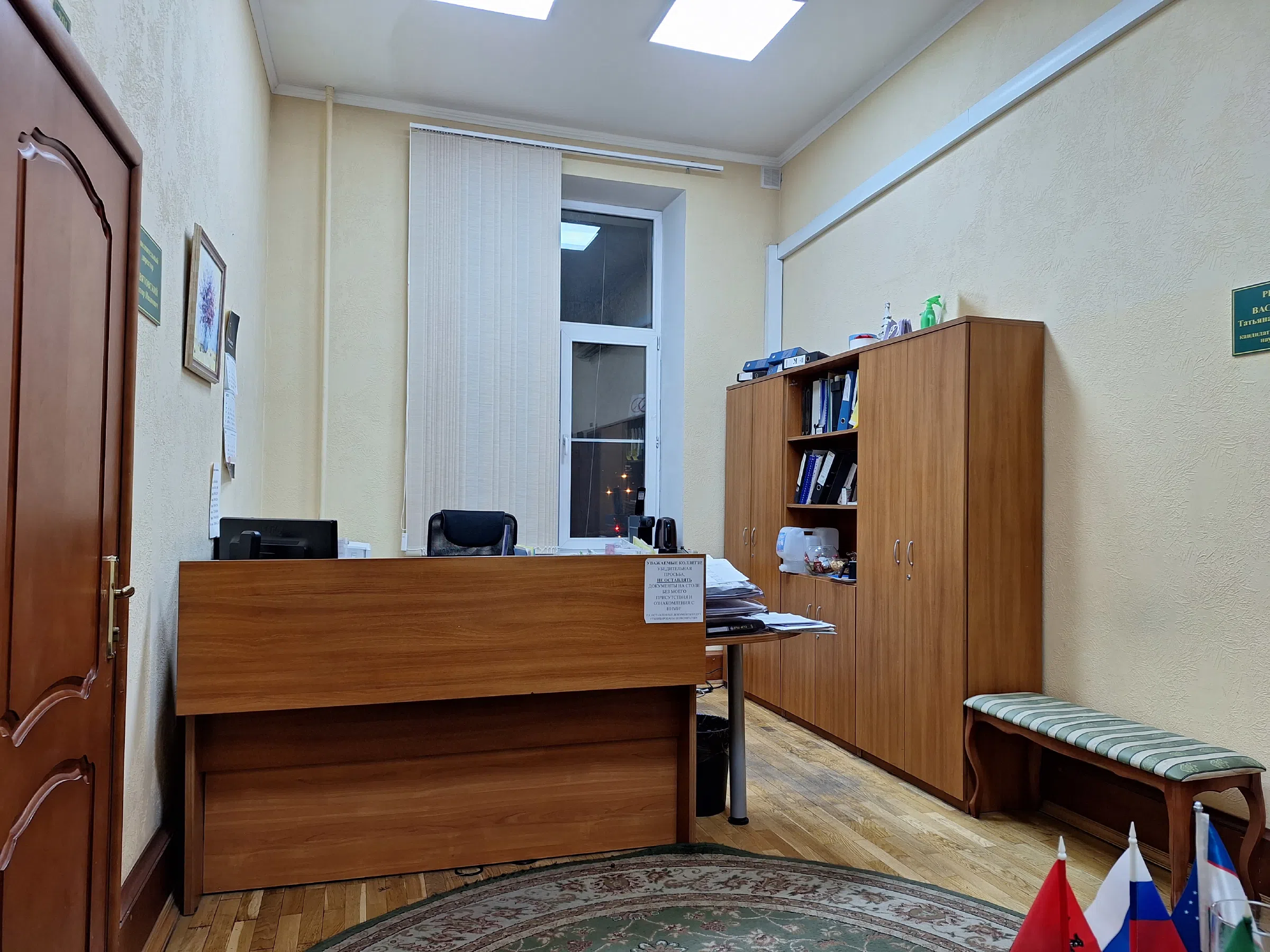 Приемная с несколькими дверьми, фото 1