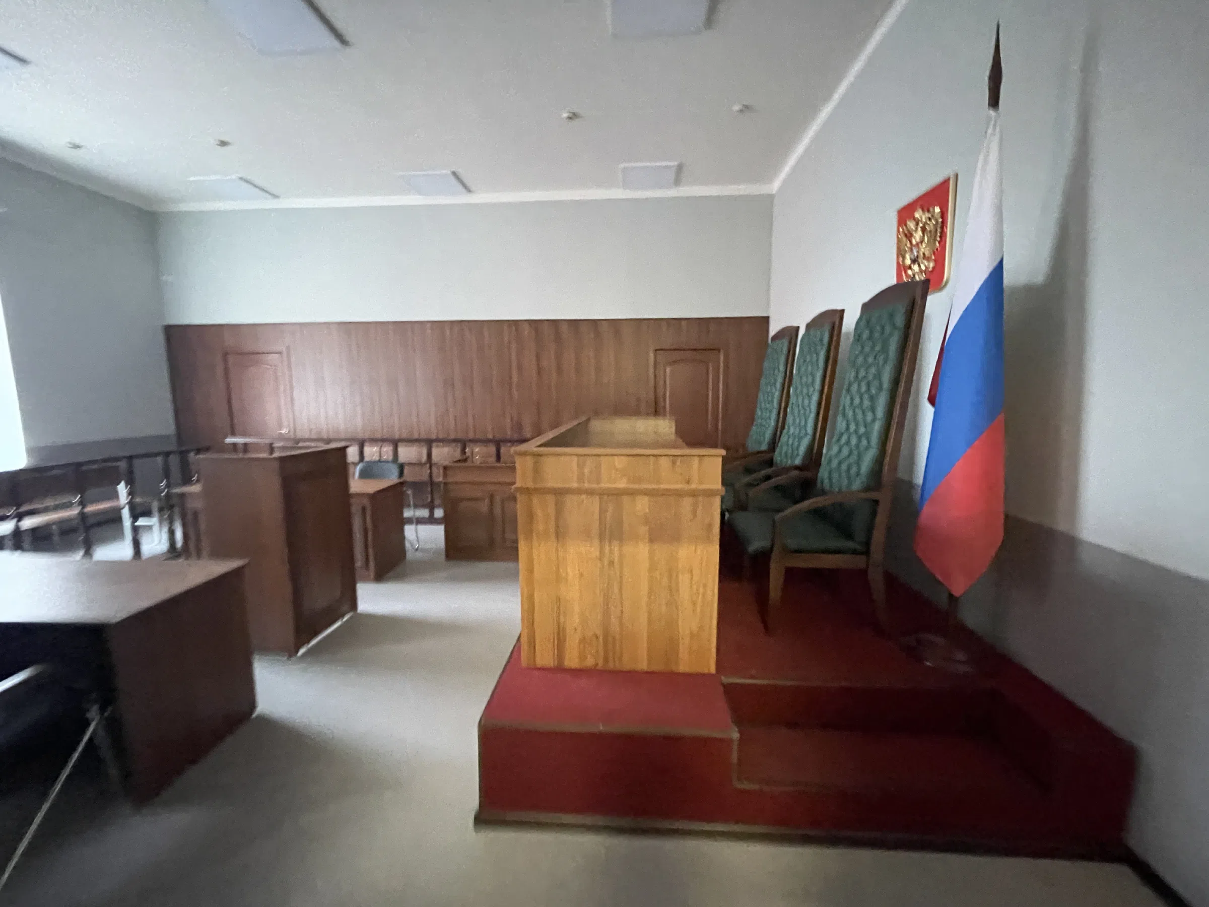 Зал суда с атрибутикой, фото 10
