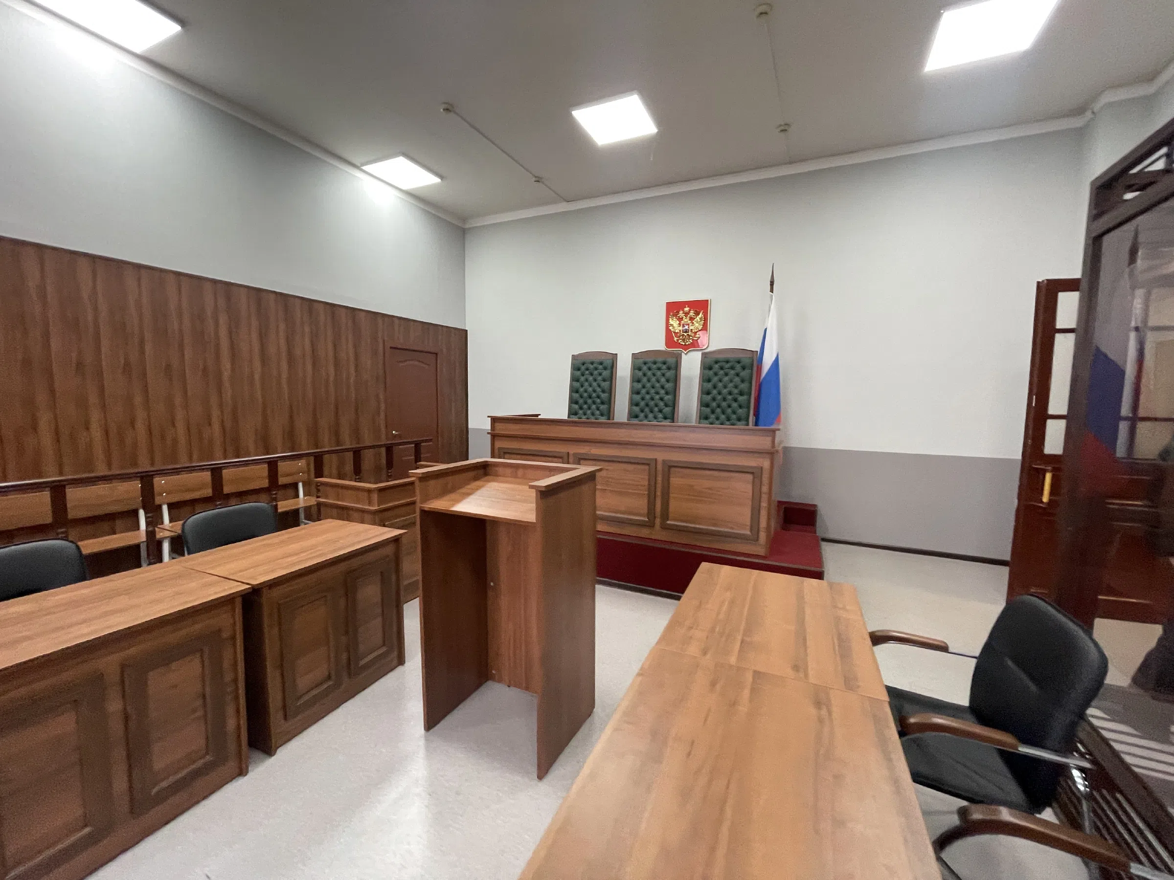 Зал суда с атрибутикой, фото 4