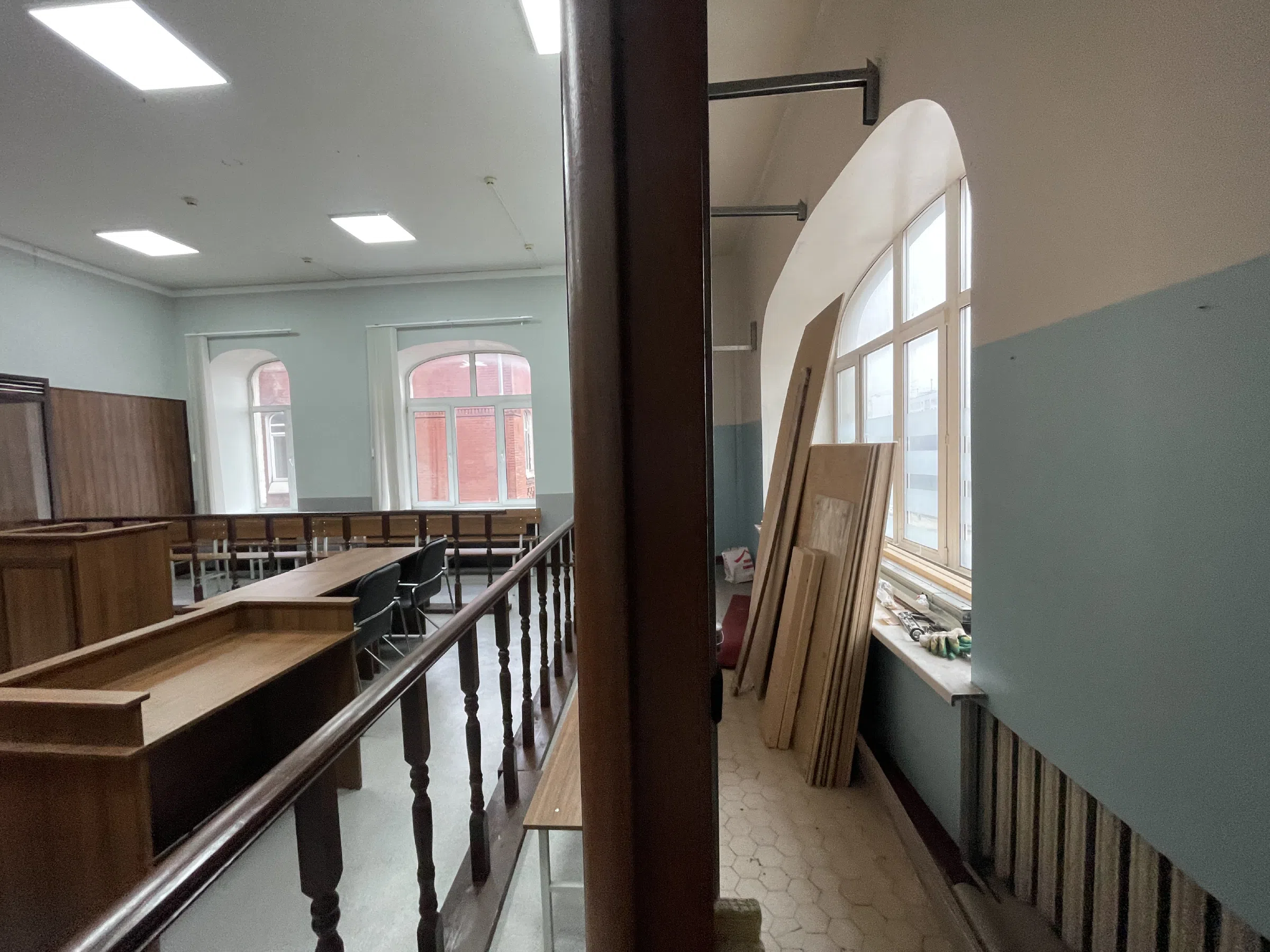 Зал суда с атрибутикой, фото 7