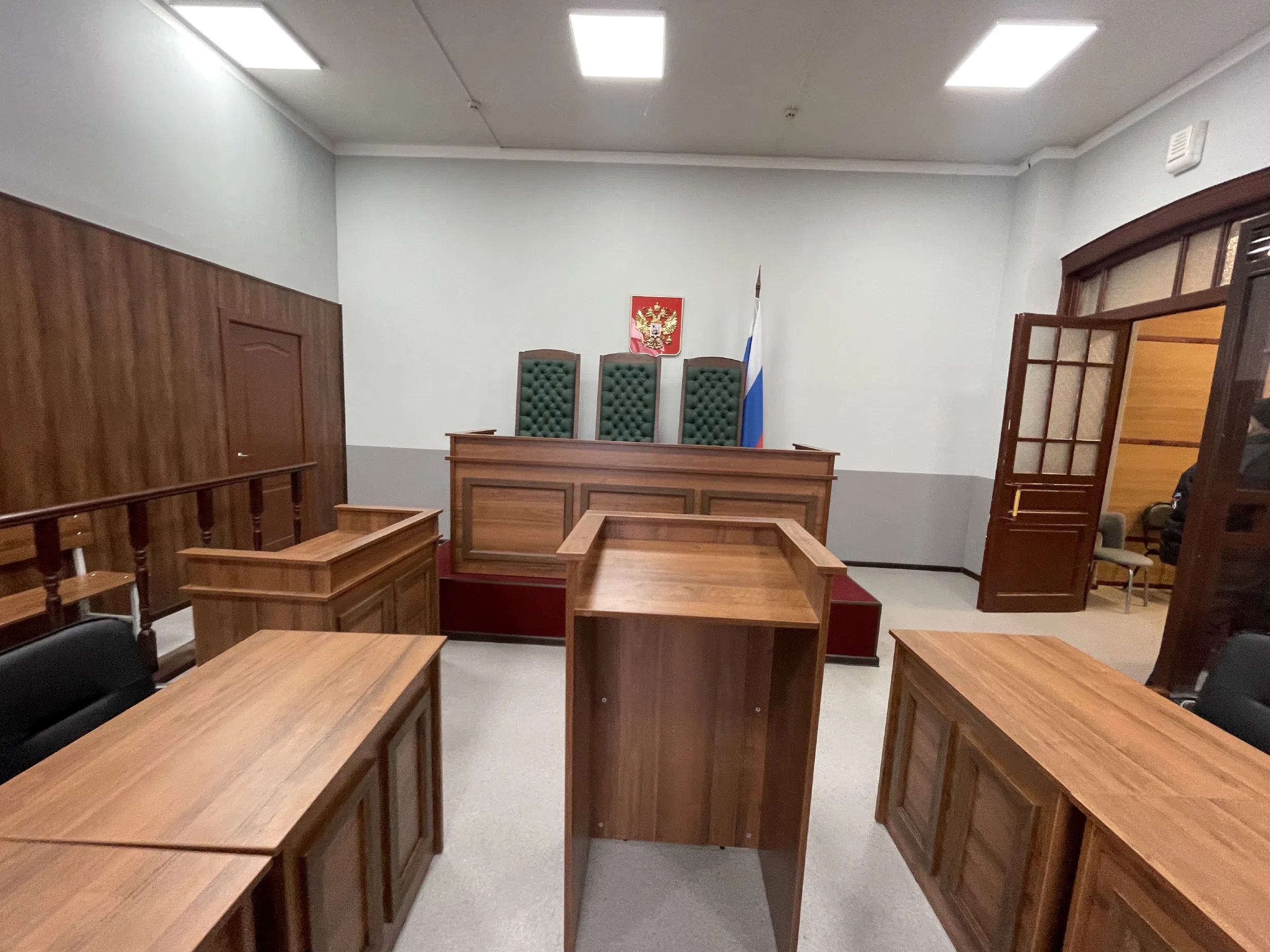 Зал суда с атрибутикой, фото 6