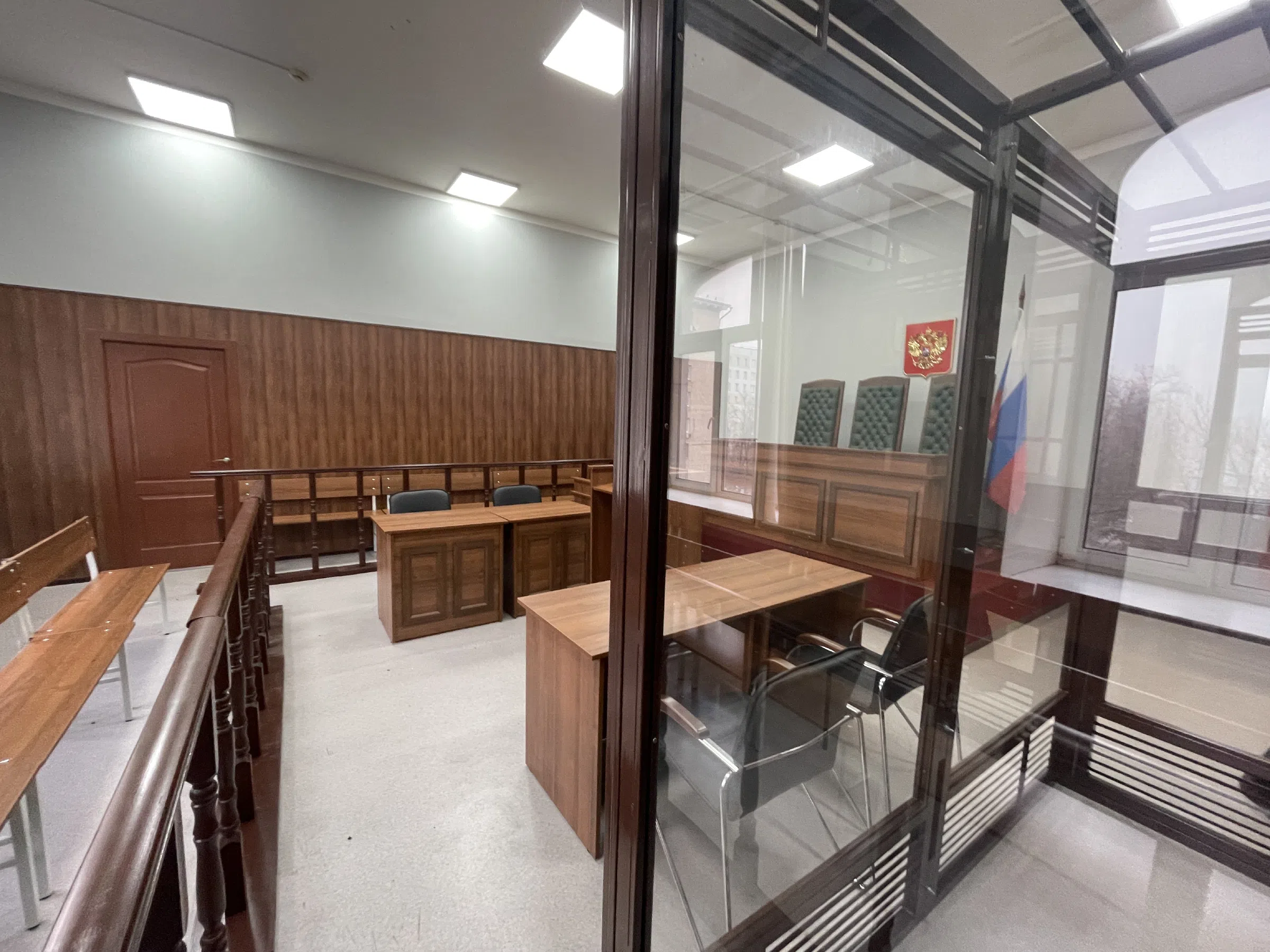 Зал суда с атрибутикой, фото 2