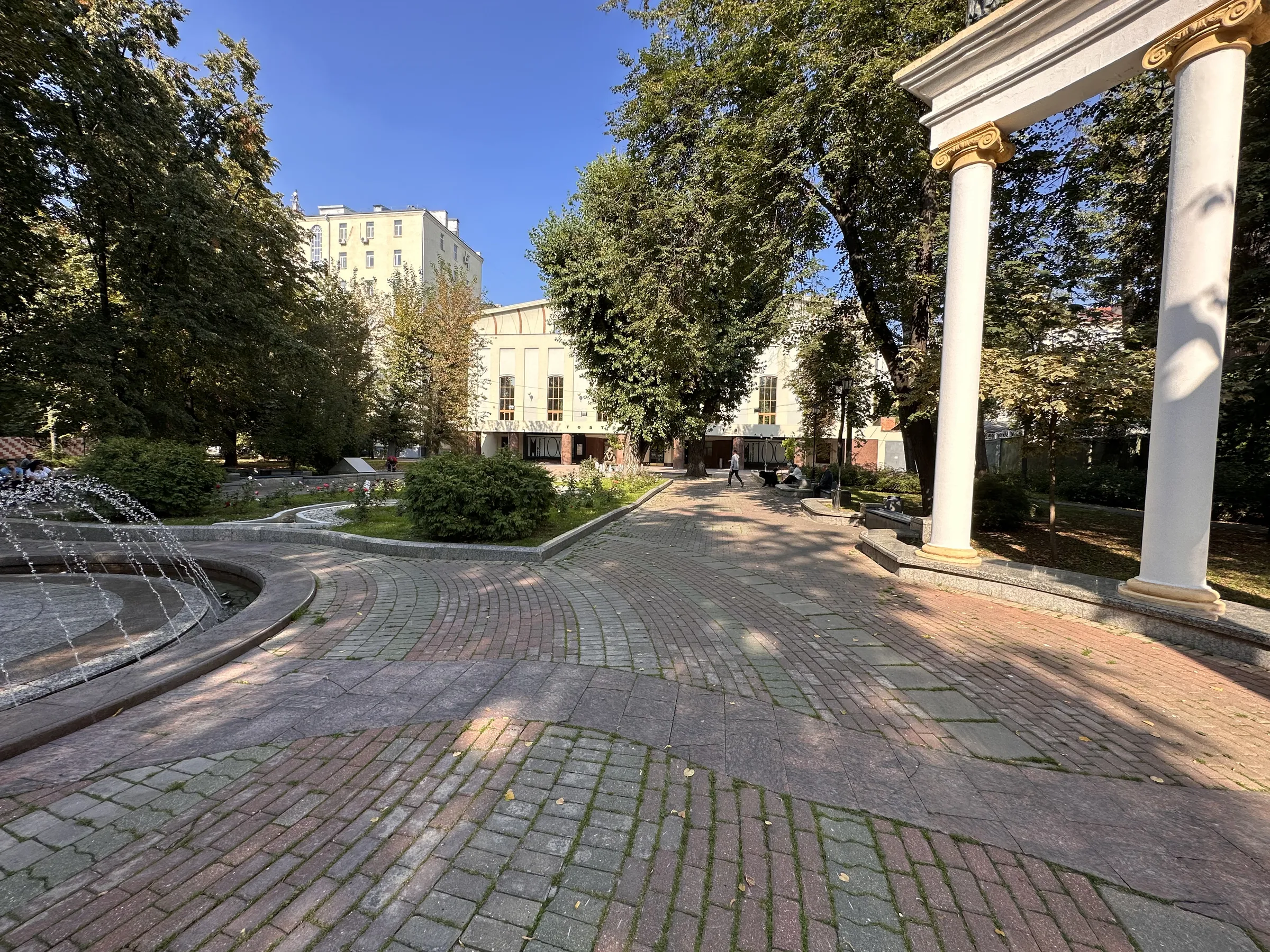 Театр с фонтаном в парке, фото 9