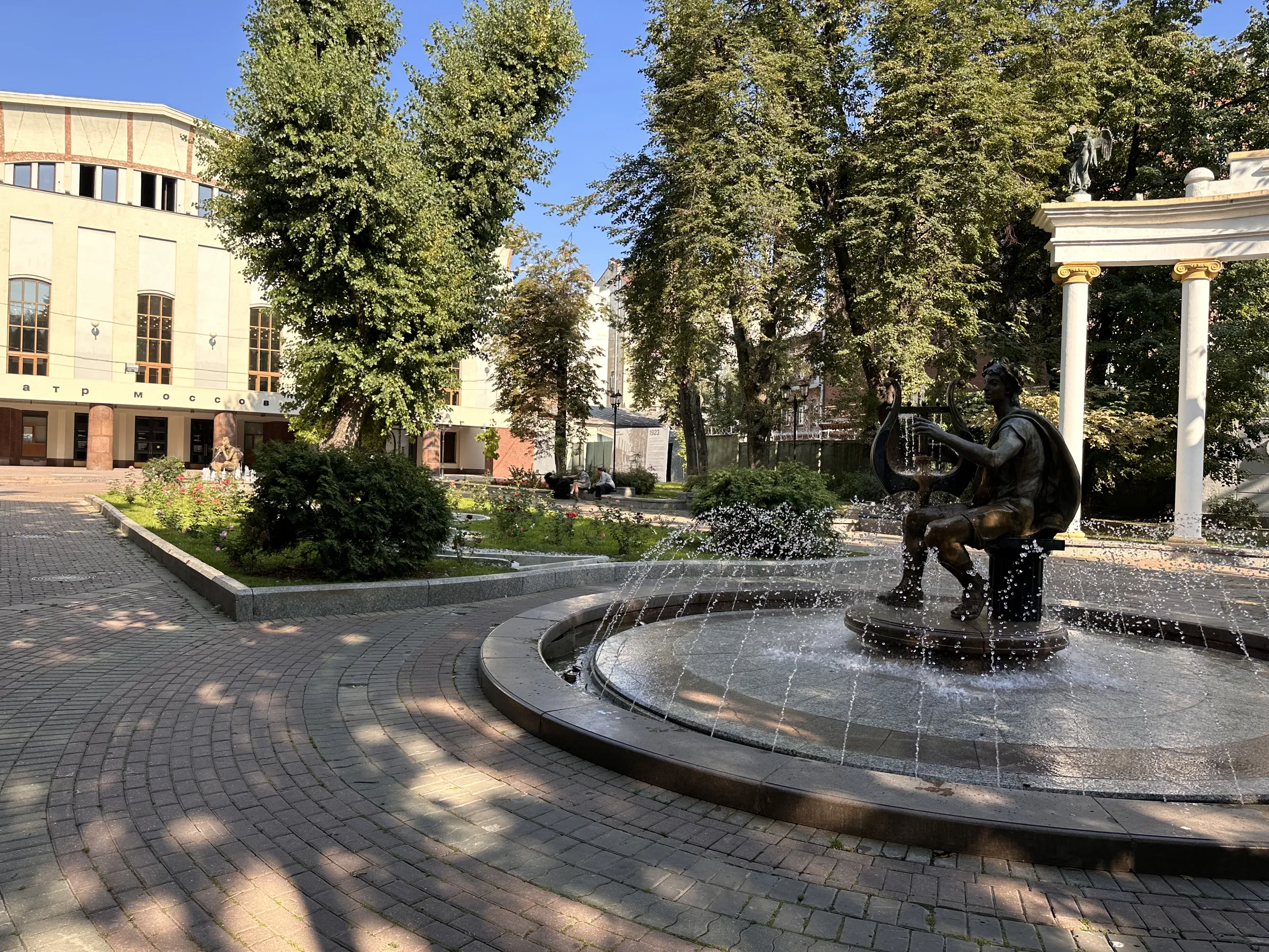 Театр с фонтаном в парке, фото 8
