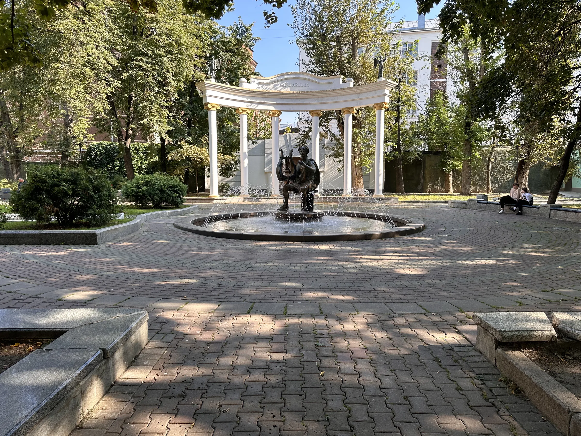 Театр с фонтаном в парке, фото 5