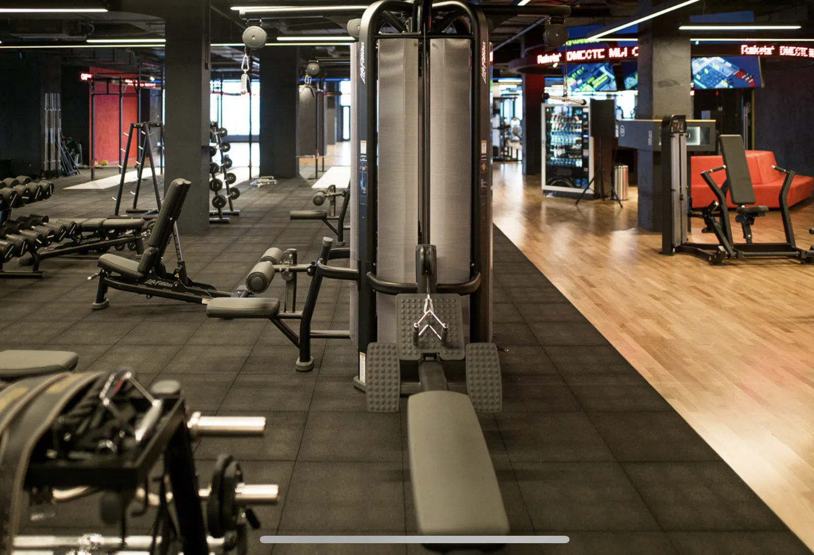 Фитнес-зал с неоновой подсветкой, фото 8
