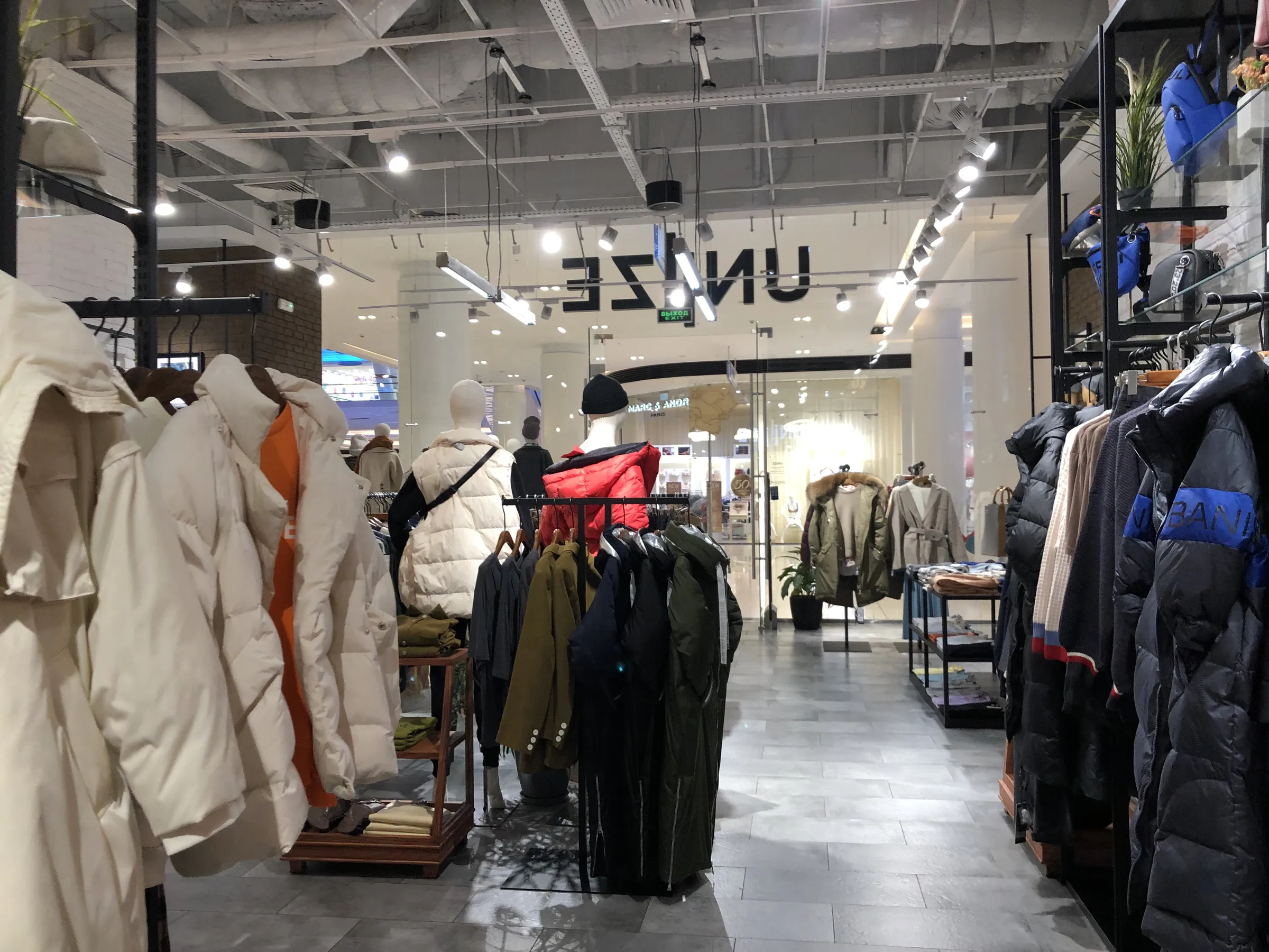 Магазин одежды в торговом центре, фото 3