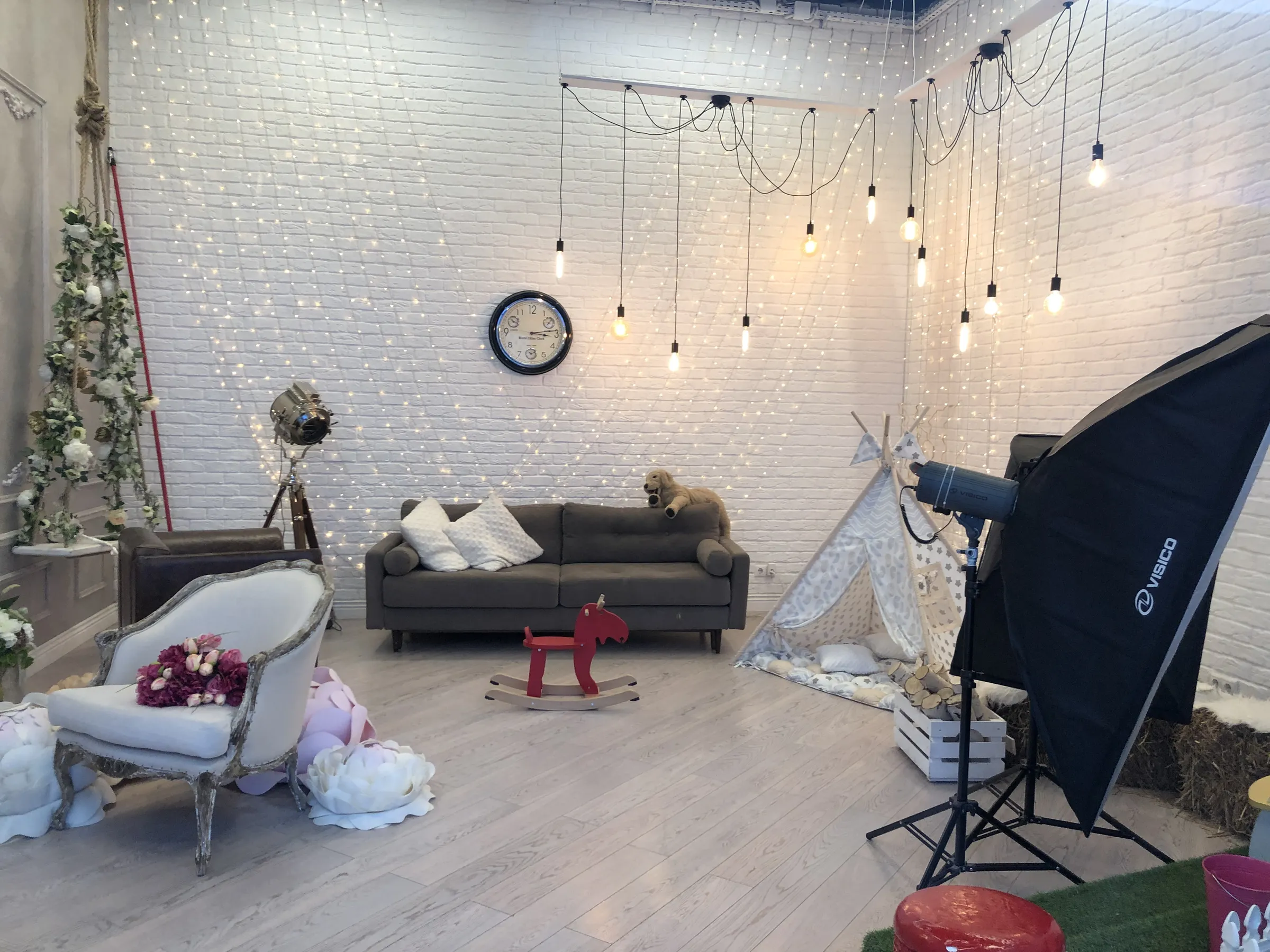 Студия с гирляндами и камином, фото 2