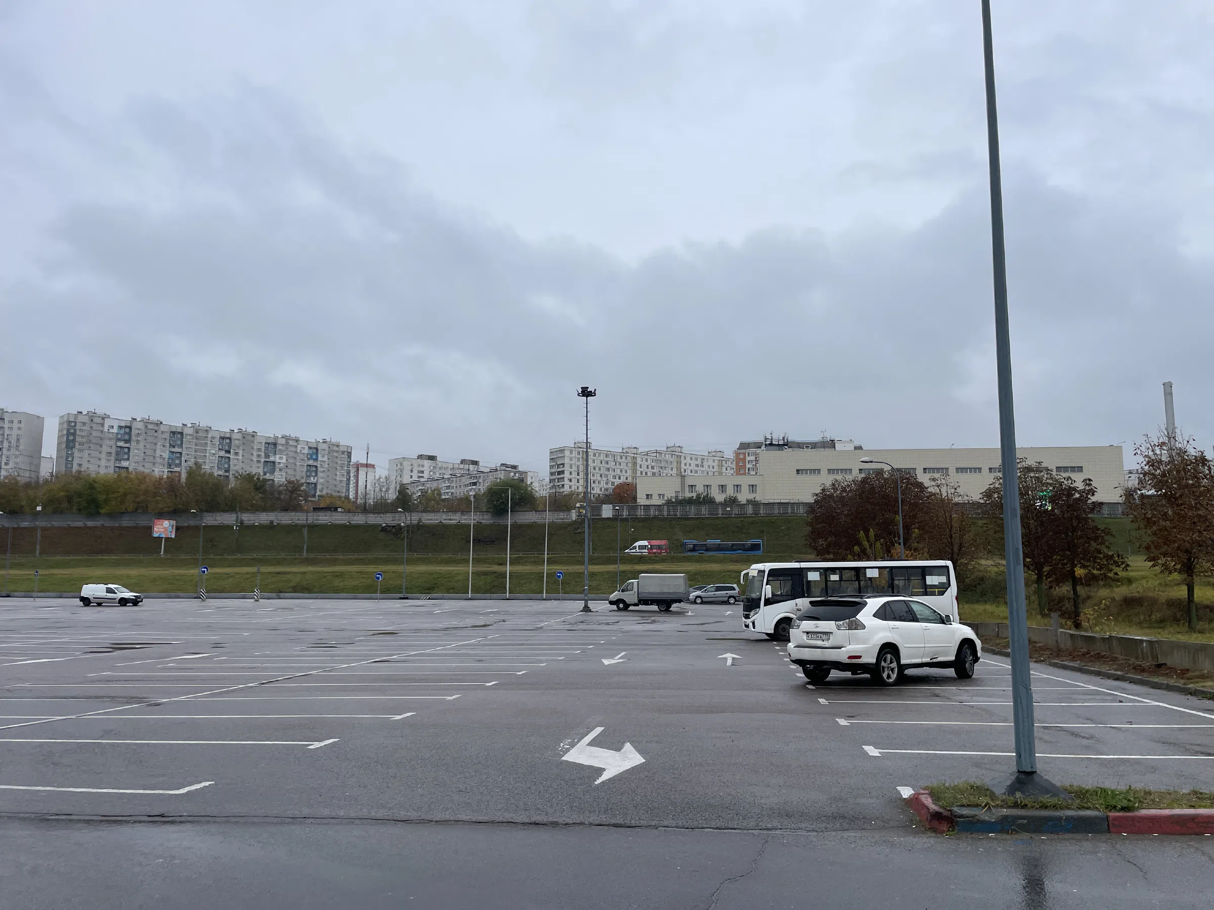 Большая парковка в городе, фото 7