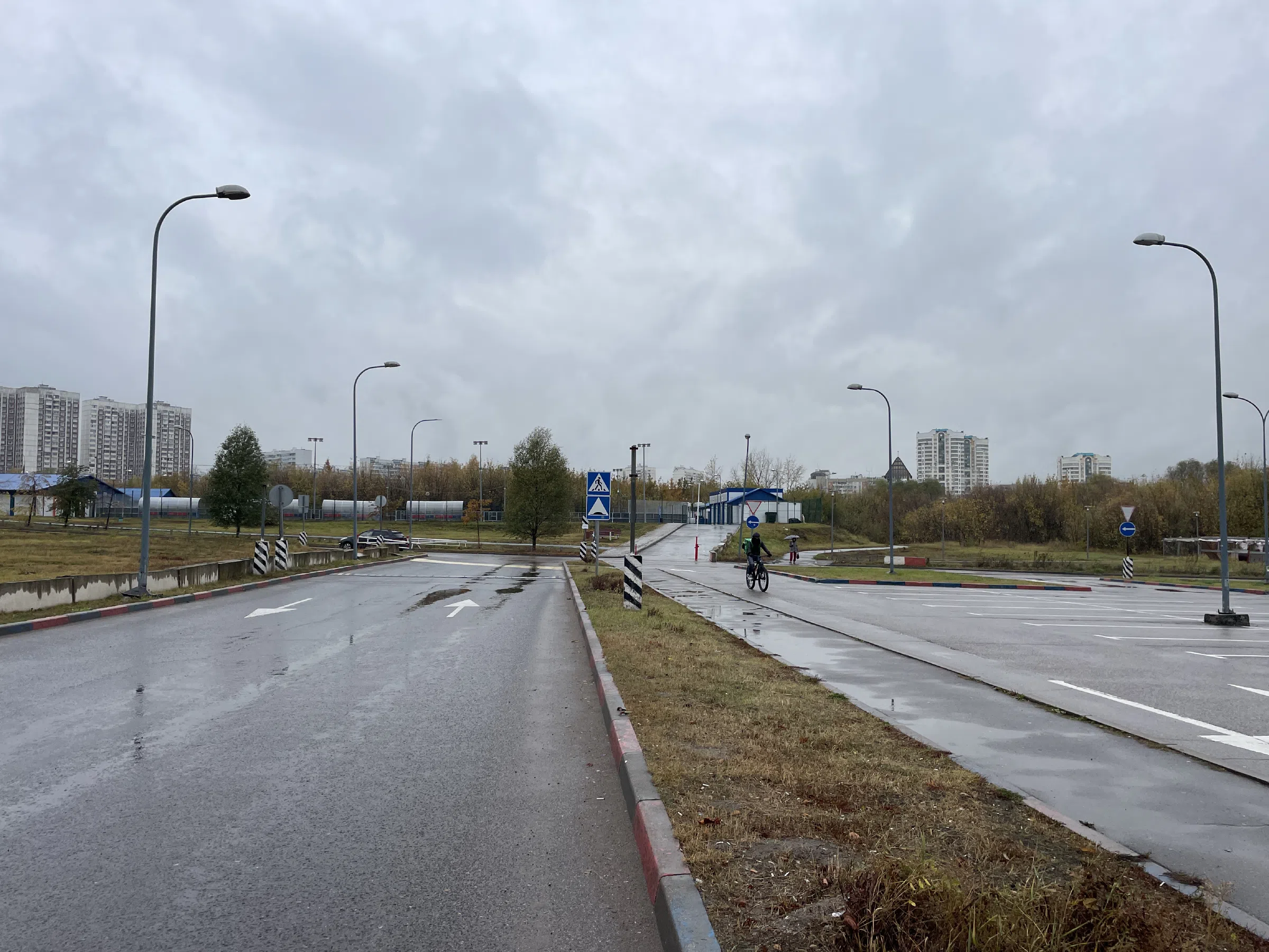 Большая парковка в городе, фото 6
