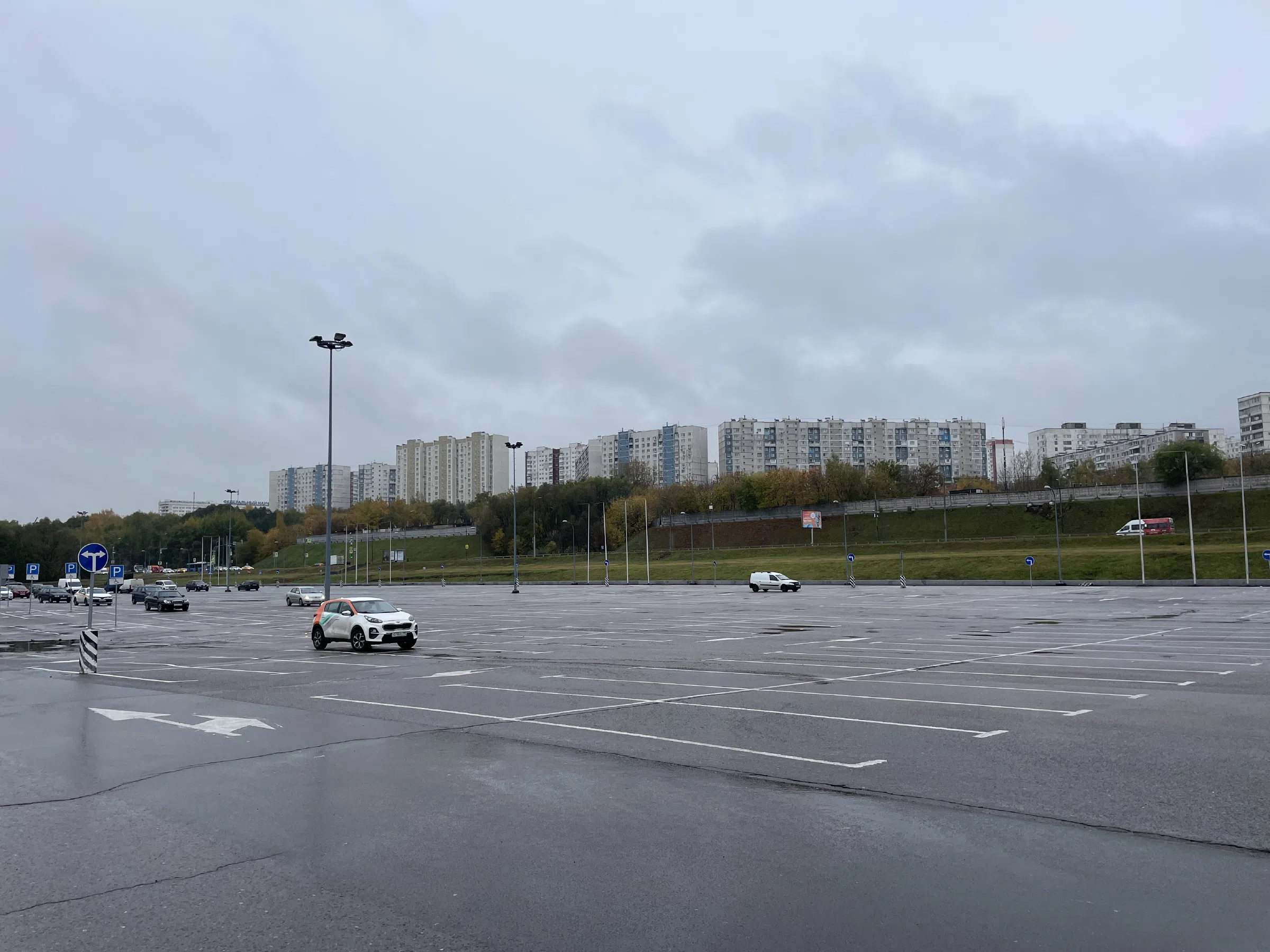 Большая парковка в городе, фото 8