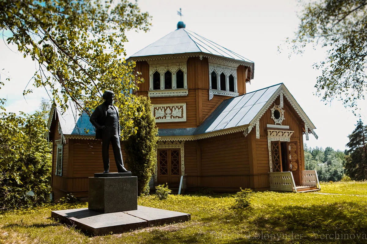 Резная изба у пруда, фото 1