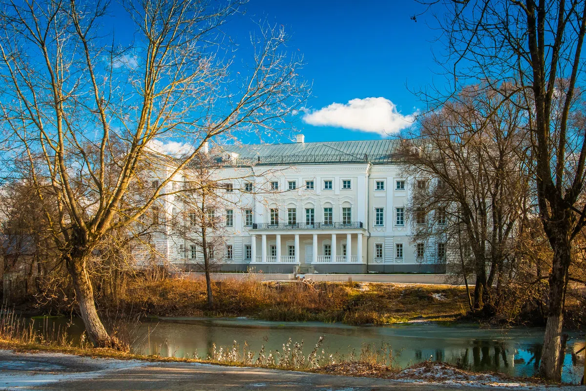 Белая усадьба на пруду, фото 2