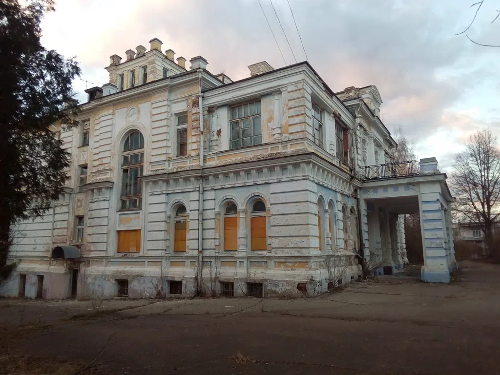 Старинная усадьба у воды, фото 1