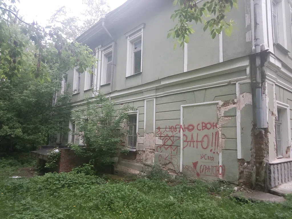 Усадьба с башенкой и балконом, фото 1