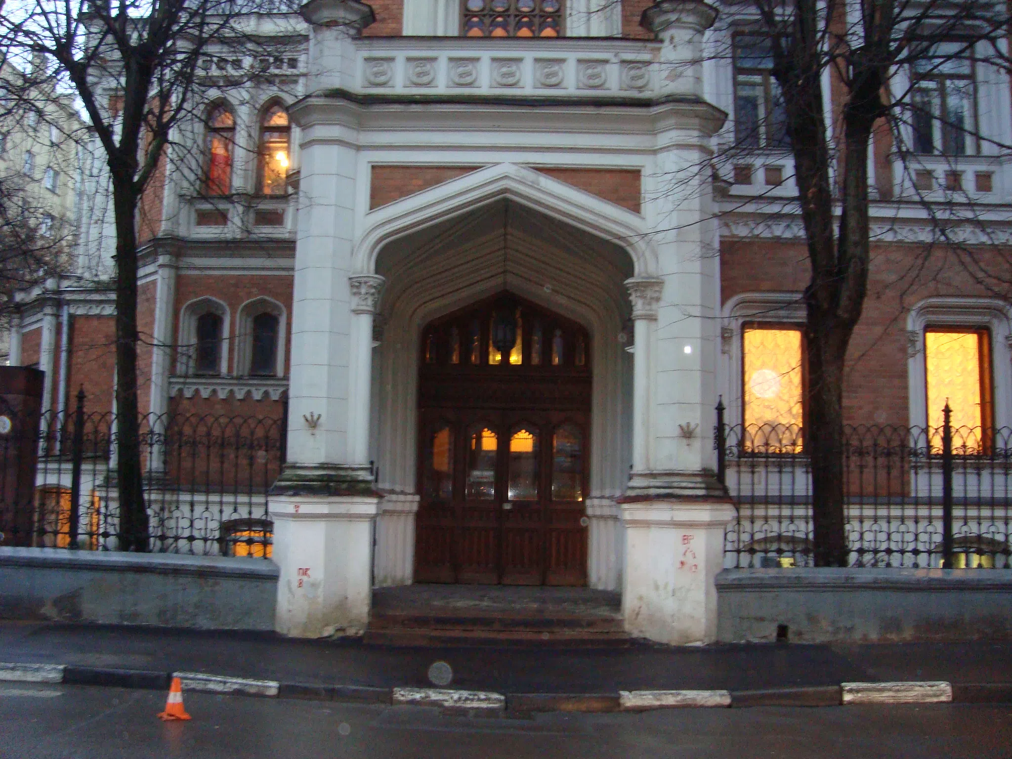 Старинный особняк со шпилями, фото 3