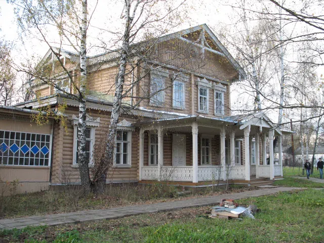 Деревянный терем с резным крыльцом, фото 2
