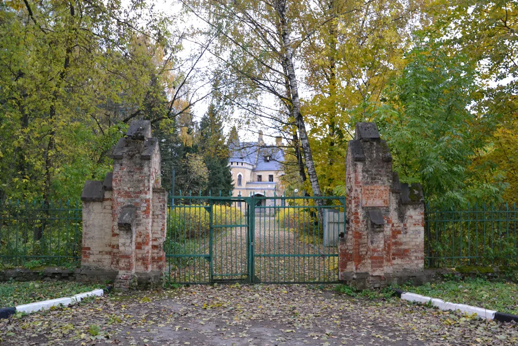 Готическая усадьба в лесу, фото 1