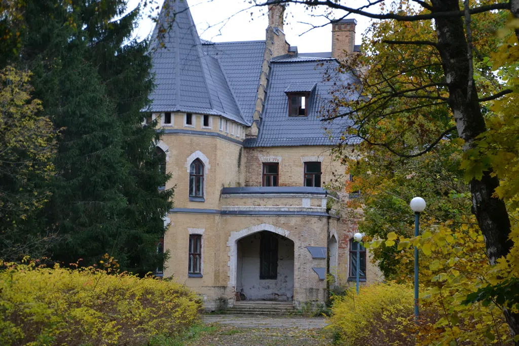 Готическая усадьба в лесу, фото 4