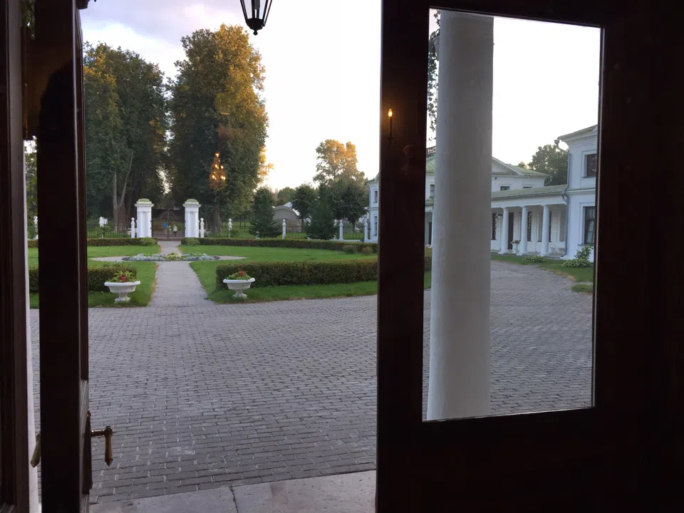 Белая усадьба-ротонда, фото 16