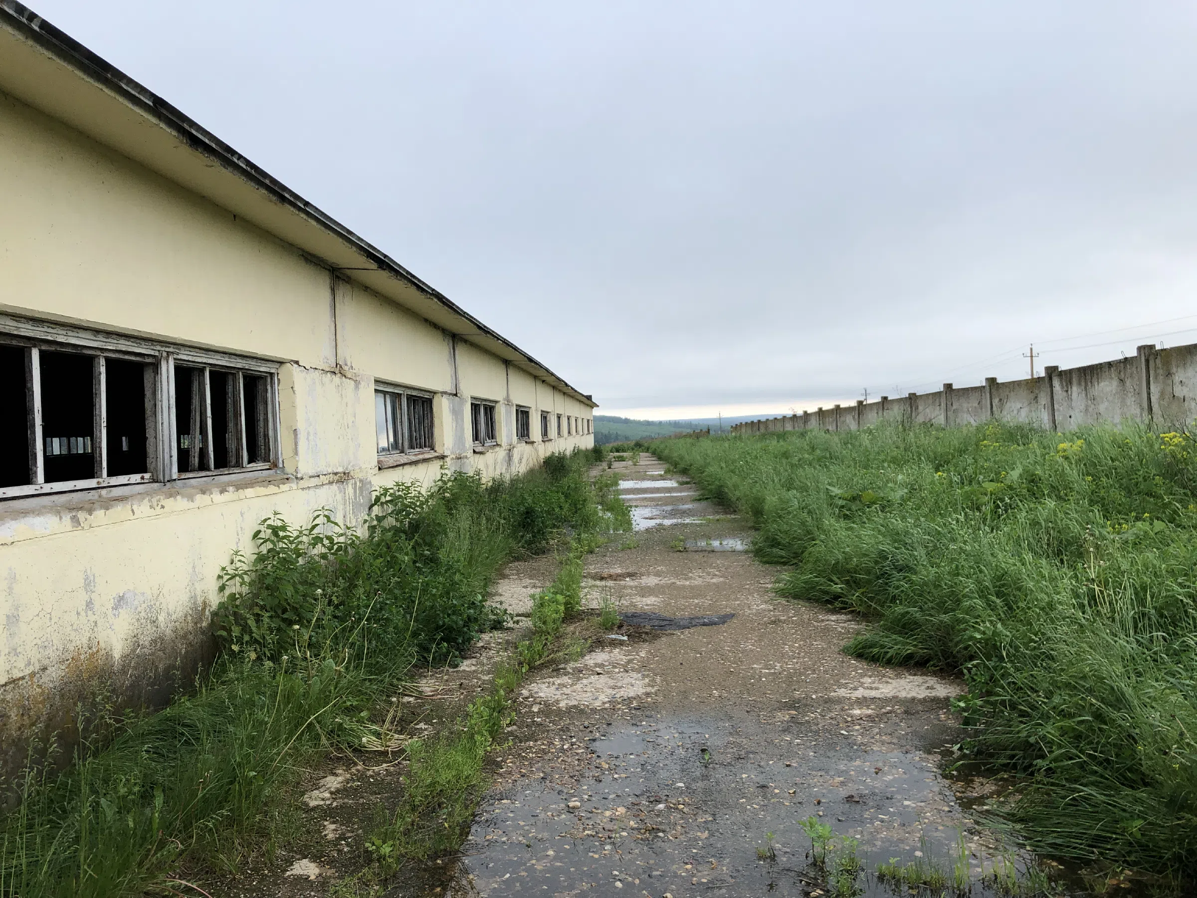 Заброшенная ферма в поле, фото 23