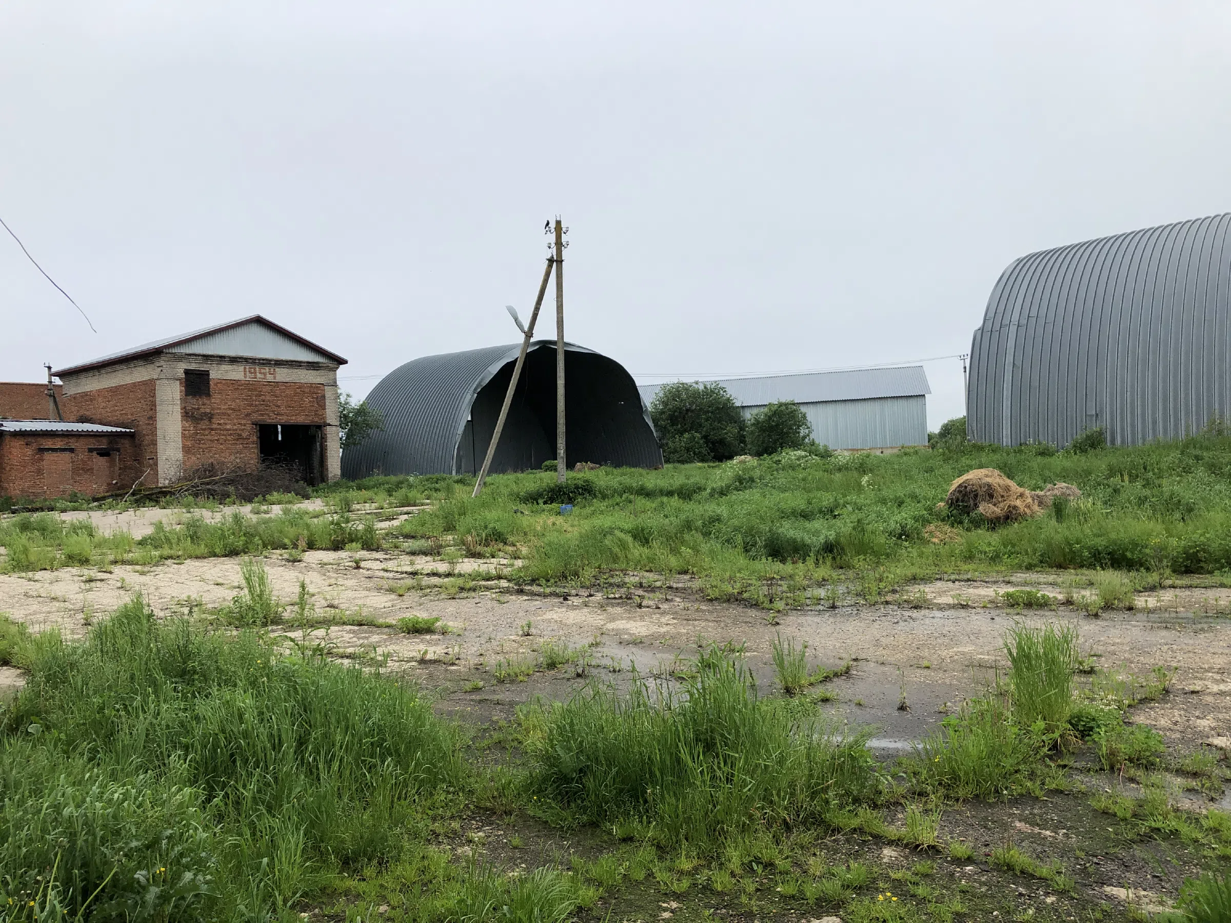 Заброшенная ферма в поле, фото 12