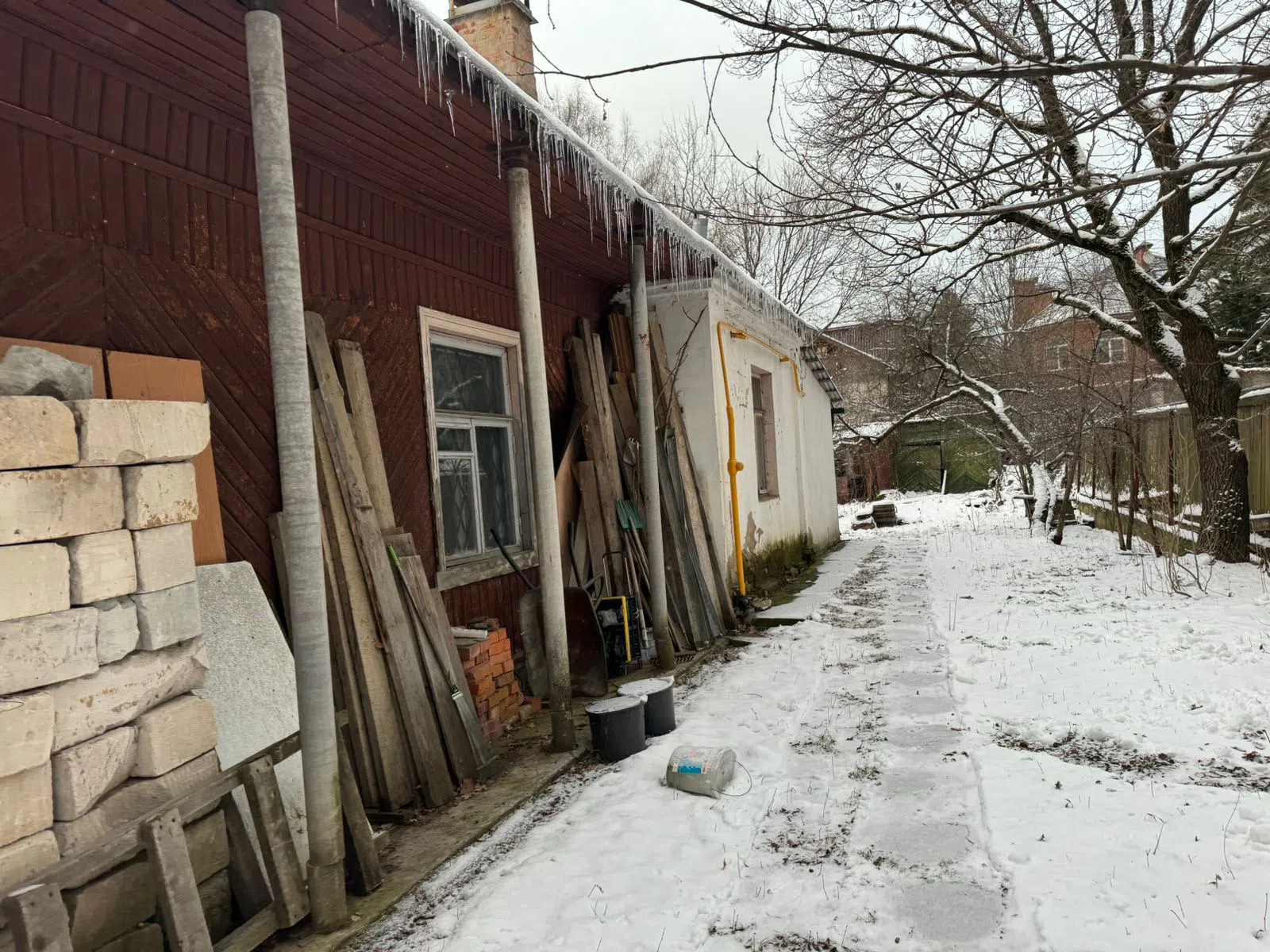 Ретро-дача в заснеженном лесу, фото 7