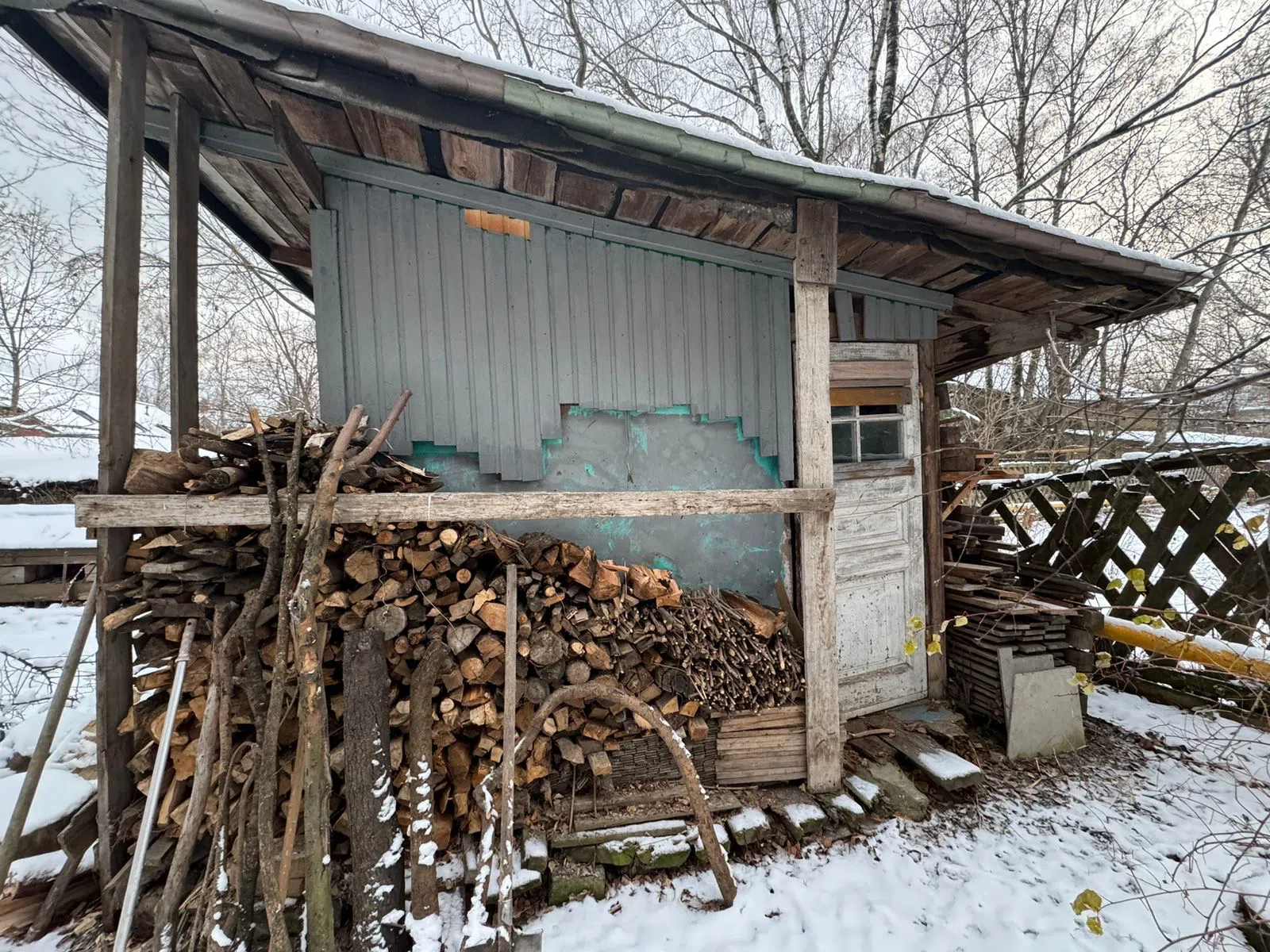 Ретро-дача в заснеженном лесу, фото 1