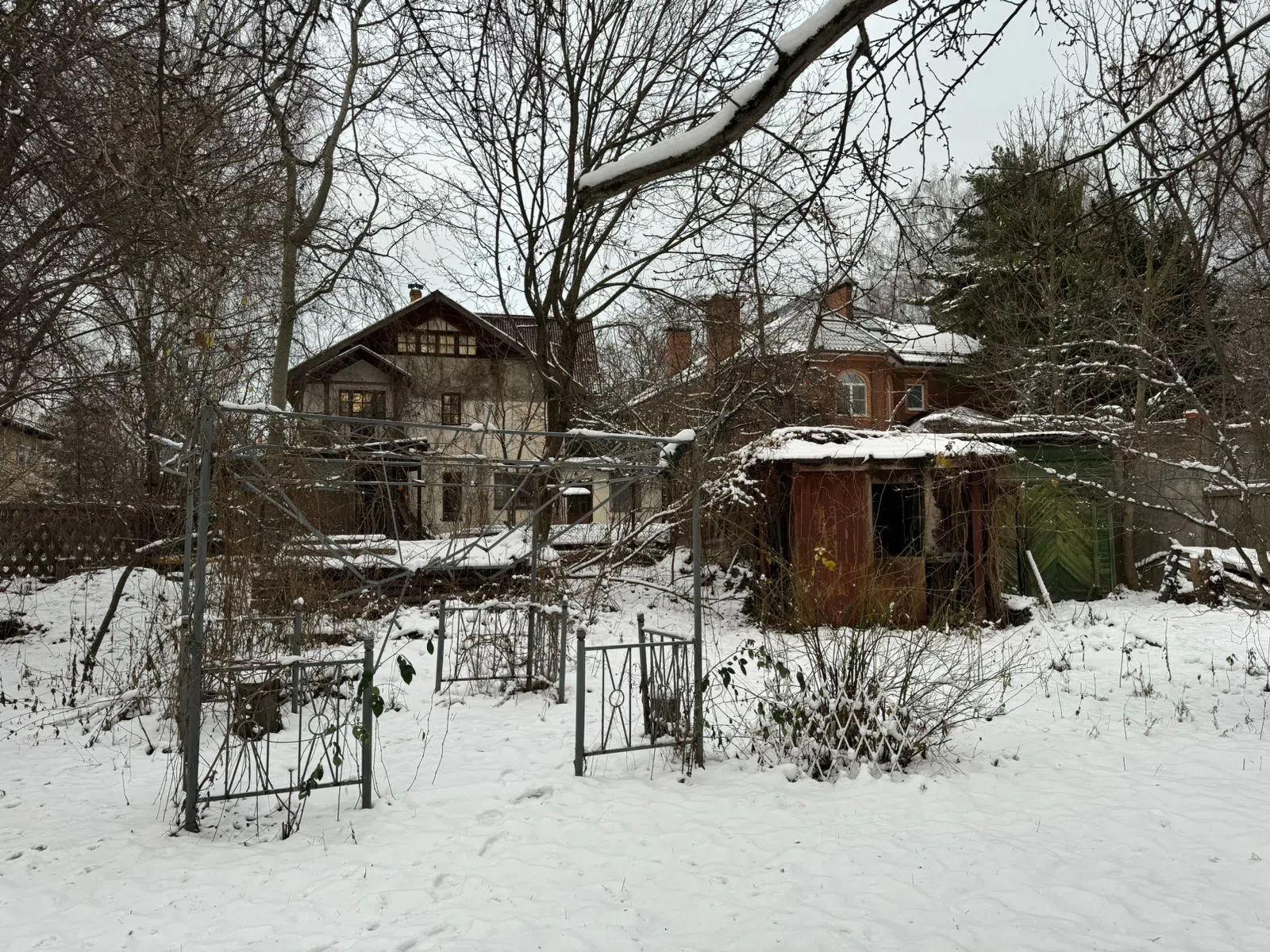 Ретро-дача в заснеженном лесу, фото 8