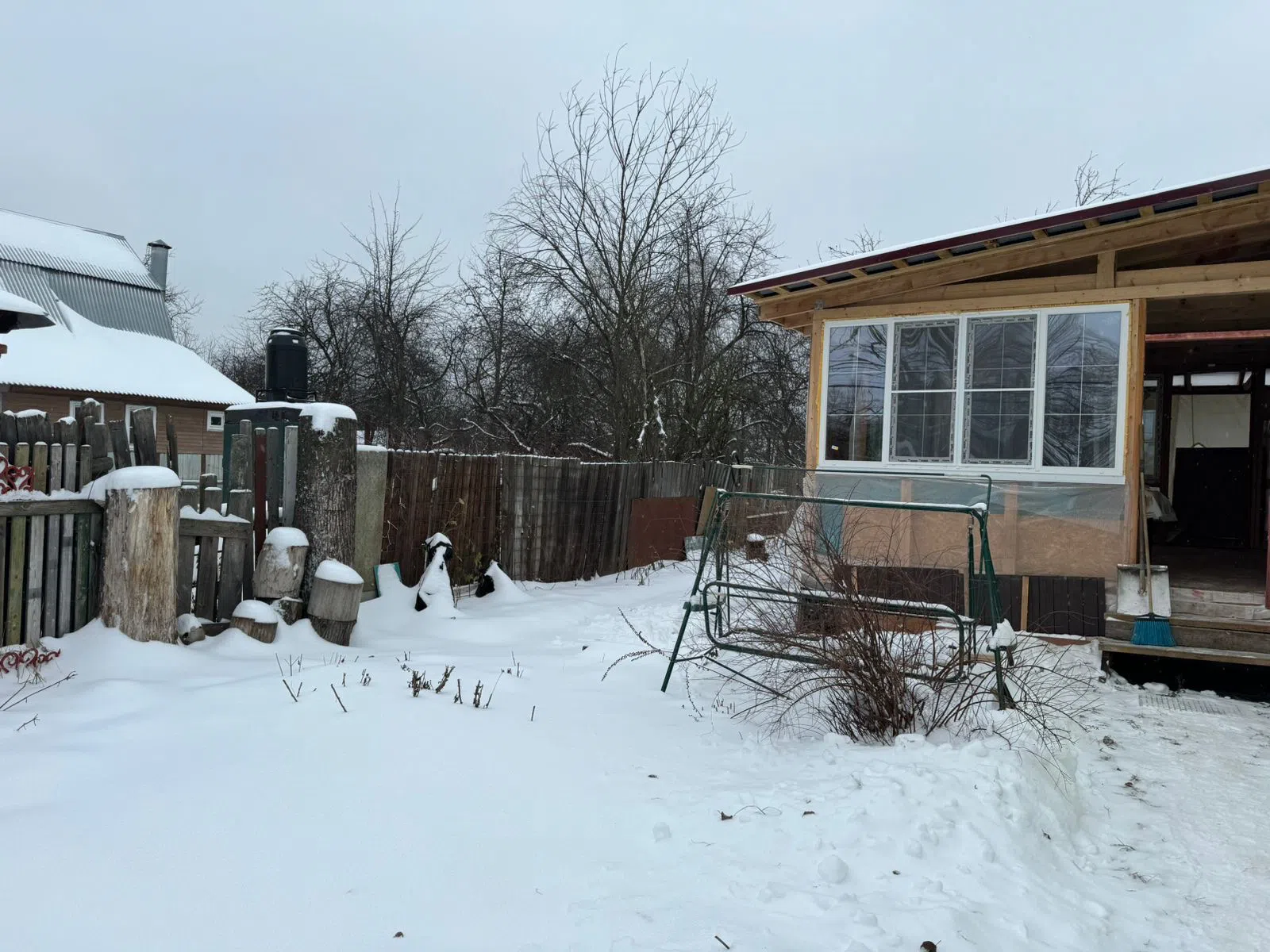 Заснеженная дача в лесу, фото 15